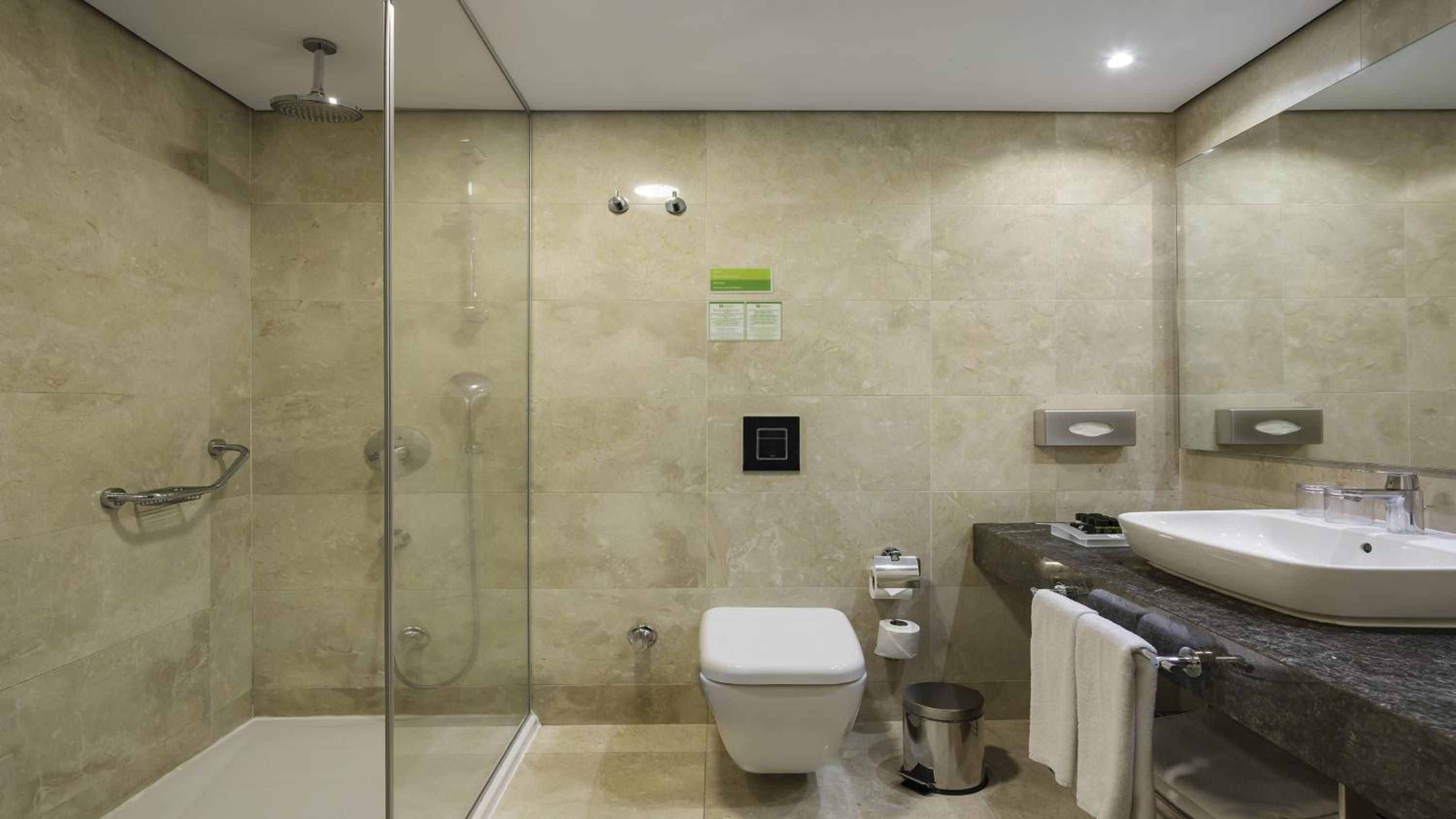 Standard King Room - Accessible photo 2
