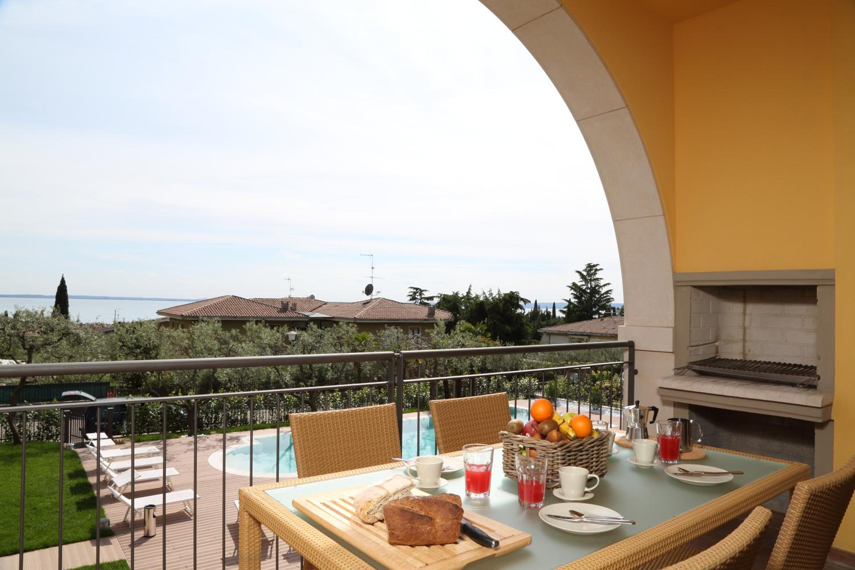Two-Bedroom Apartment Top with Lake View - Photo 4
