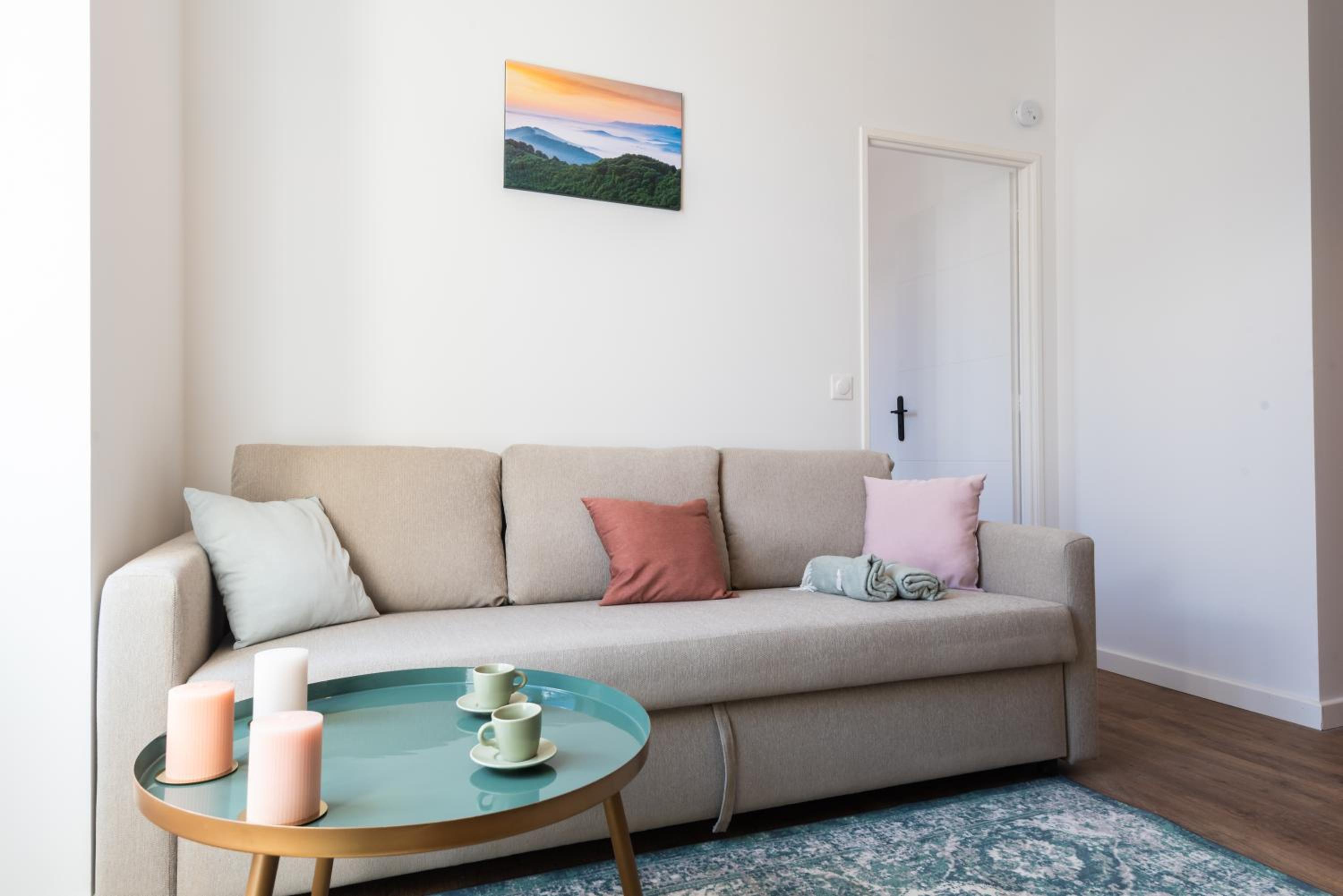 One-Bedroom Apartment photo 1