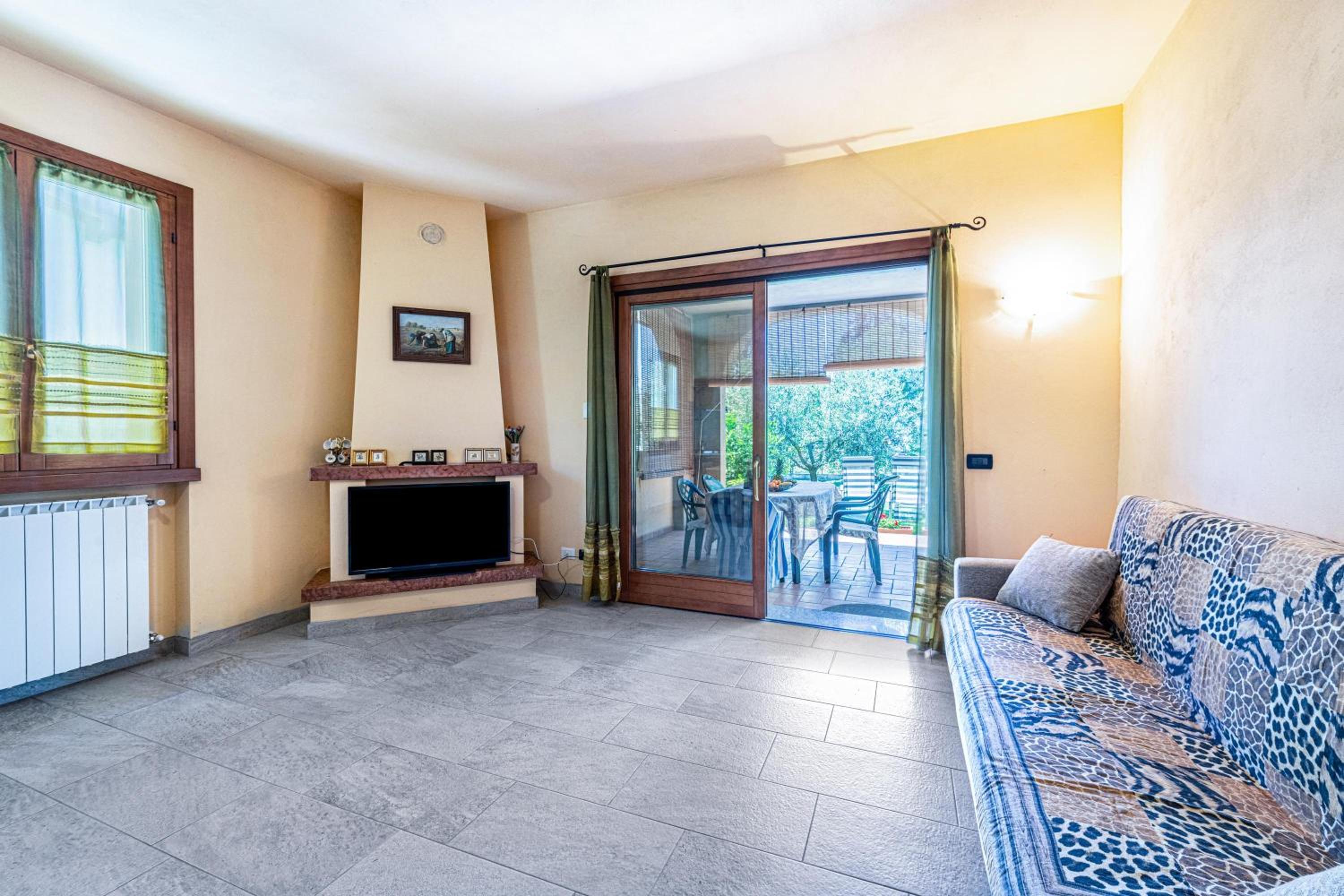 One-Bedroom Apartment with Lake View