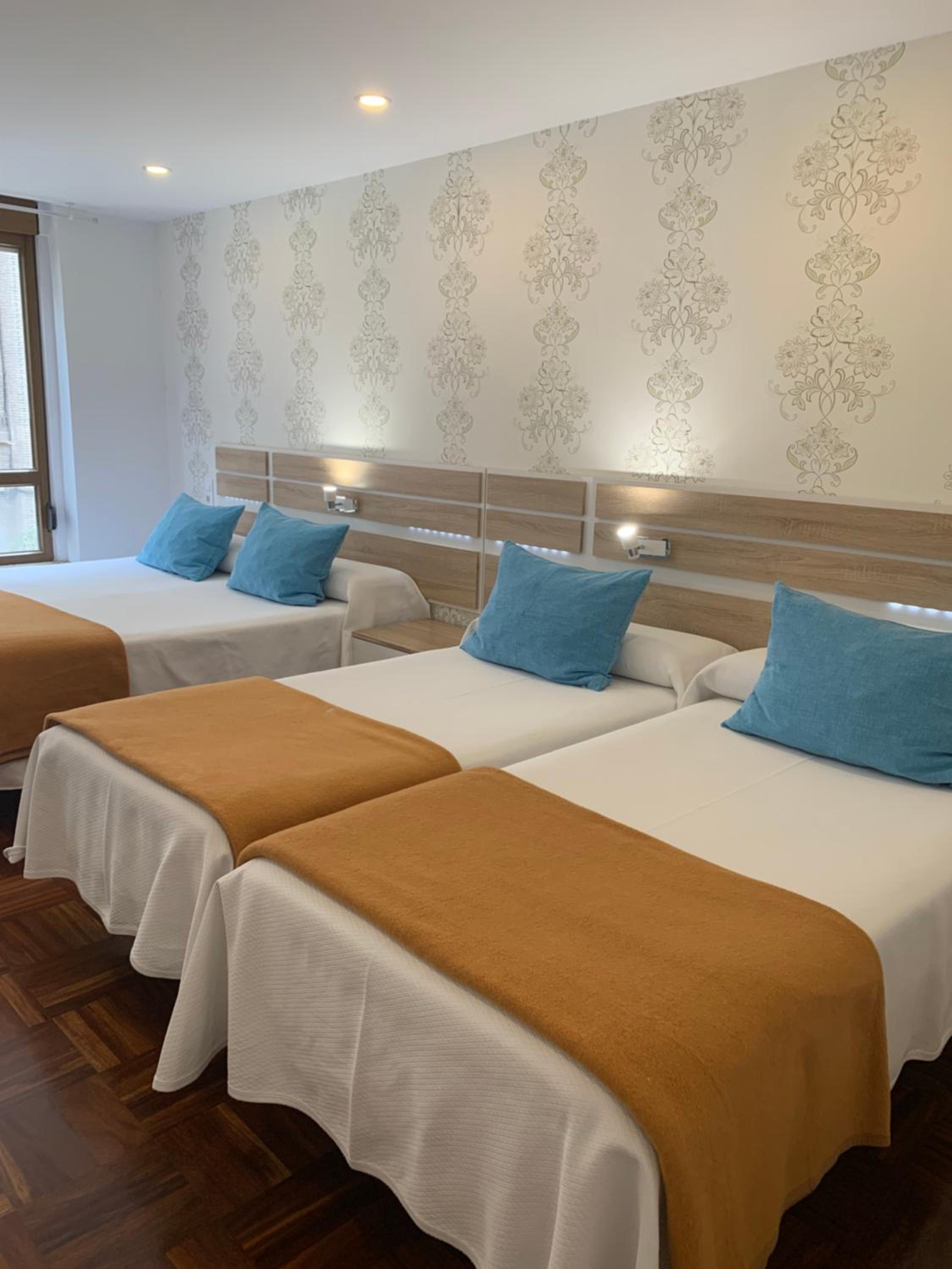Quadruple Room with Private Bathroom photo 3