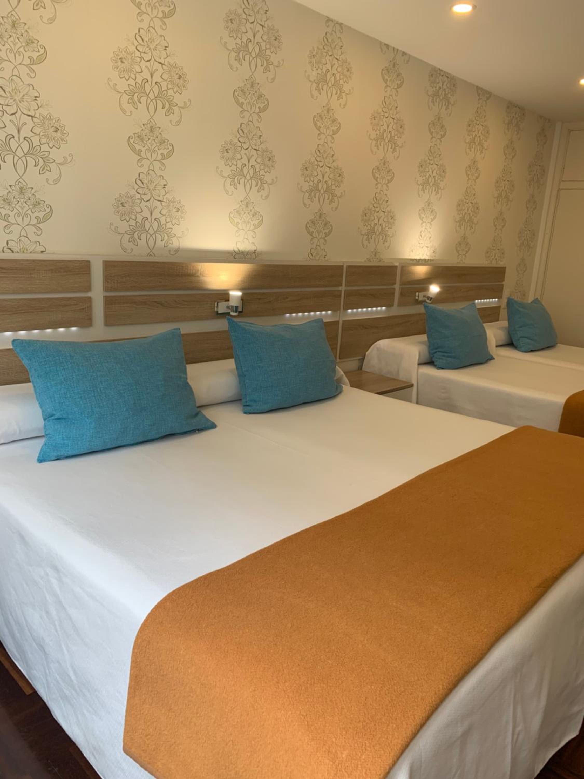 Quadruple Room with Private Bathroom photo 2