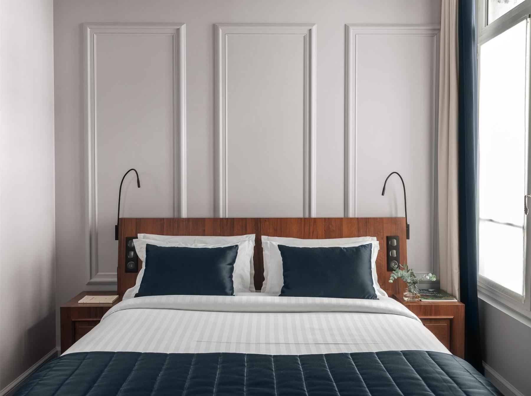 Alcove Room with One Queen Bed