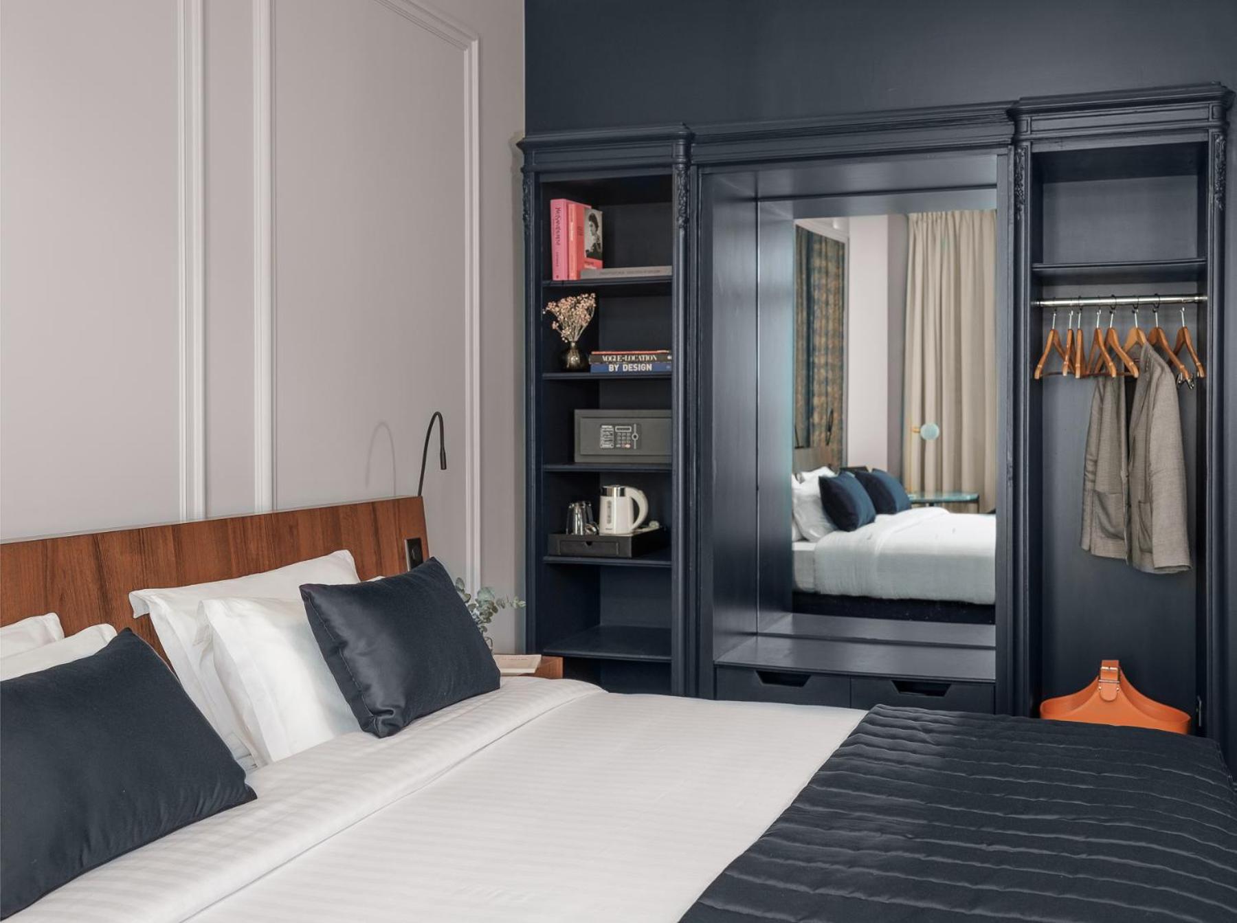 Signature Room with One King Bed