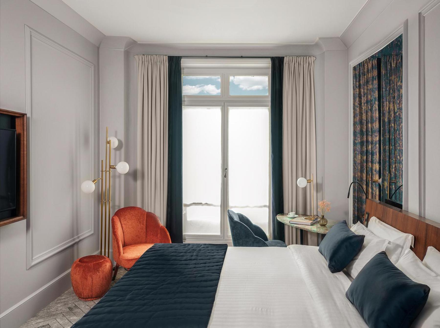 Signature Room with One Queen Bed - Photo 4