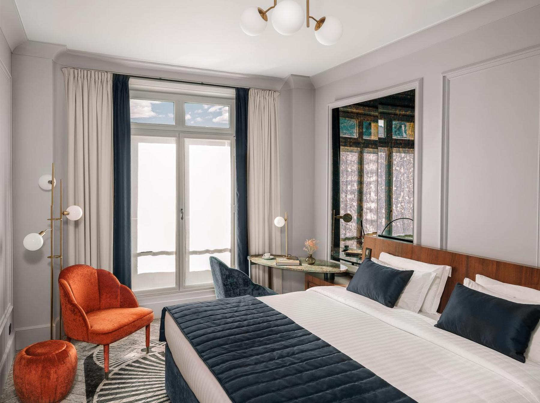 Signature Room with One King Bed - Photo 5