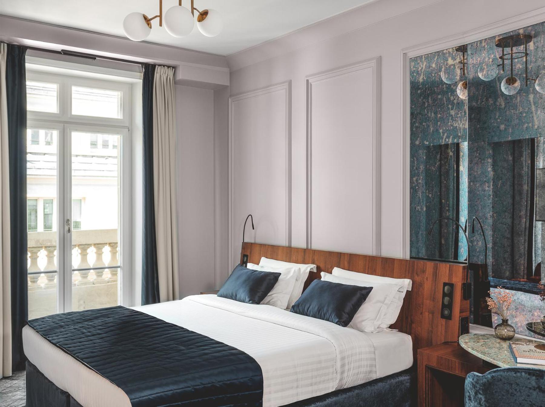 Signature Balcony Room with One Queen Bed thumbnail 6