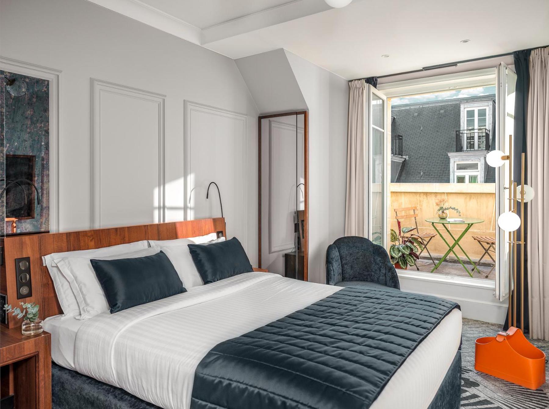 Signature Balcony Room with One Queen Bed