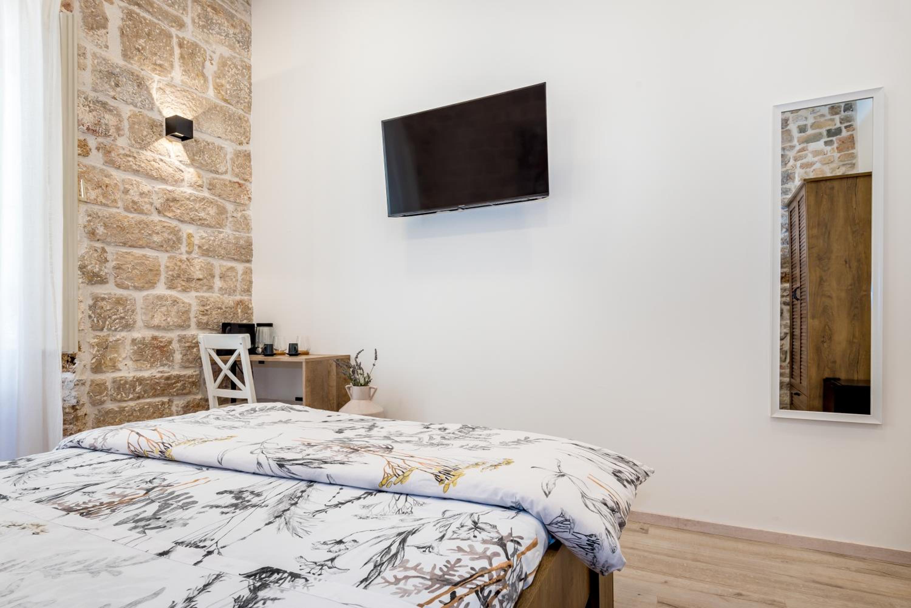 Double Room - Photo 13