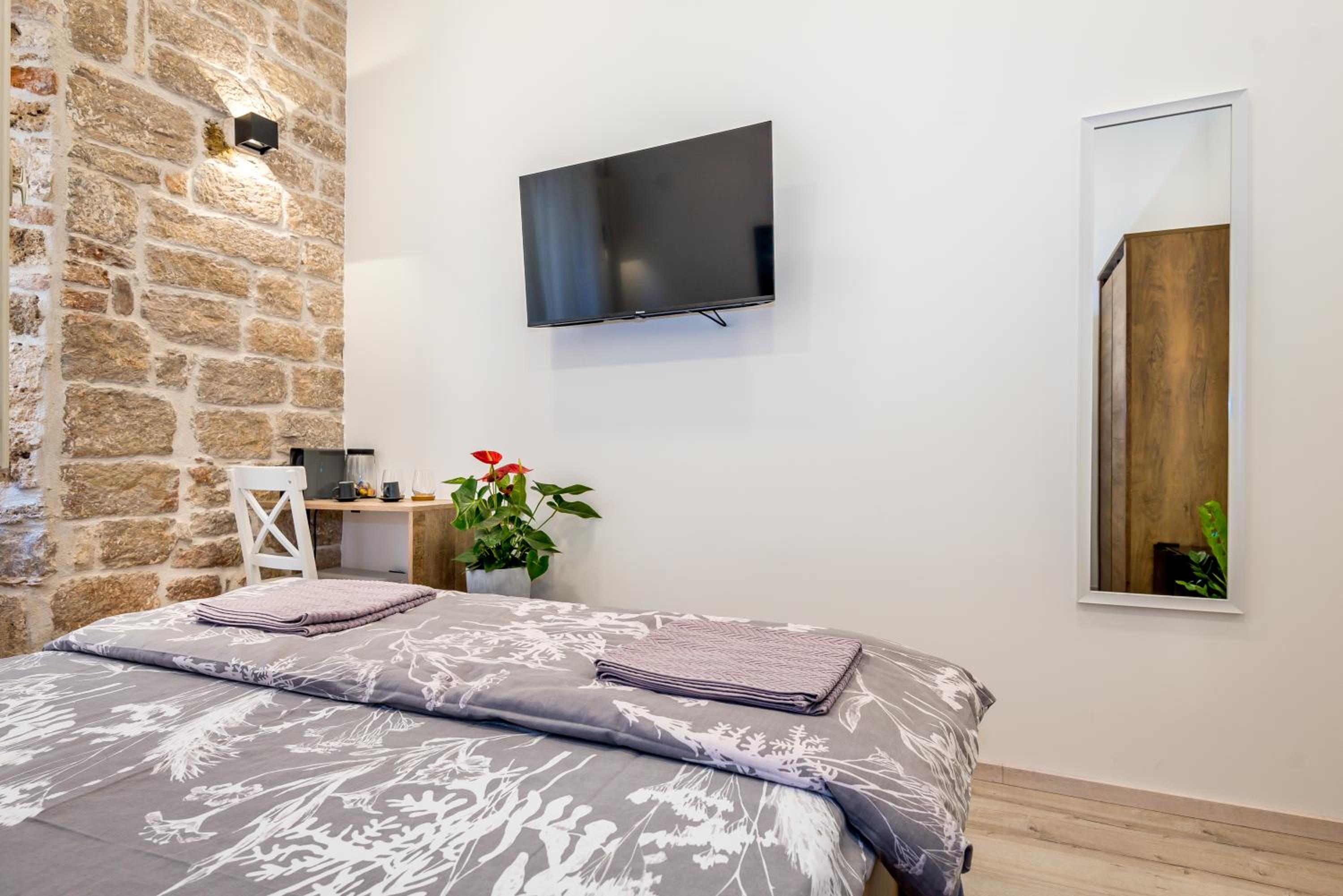 Double Room - Photo 8