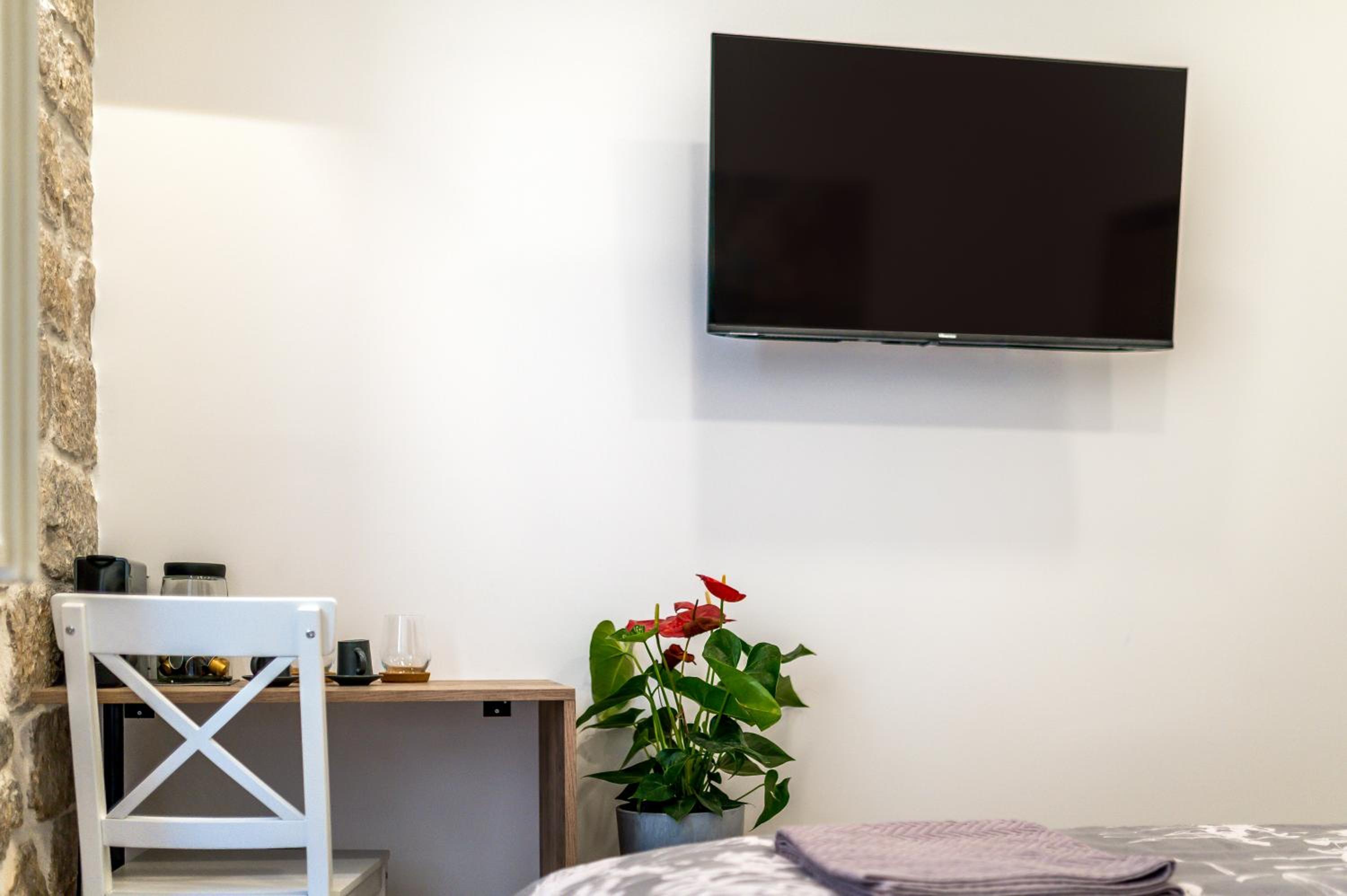 Double Room - Photo 6