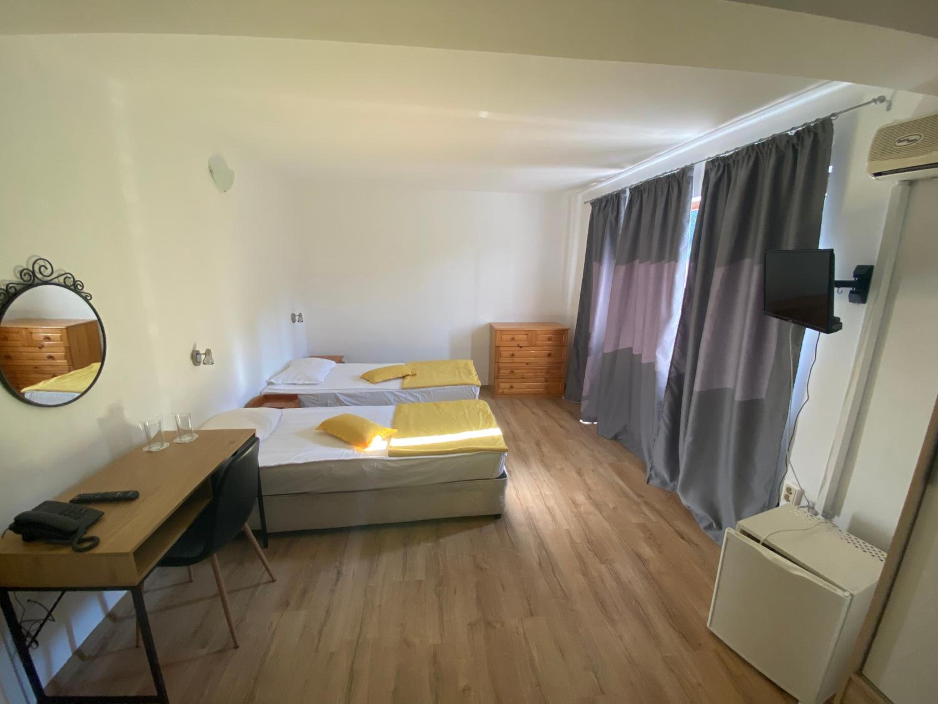 Double or Twin Room with Garden View photo 2
