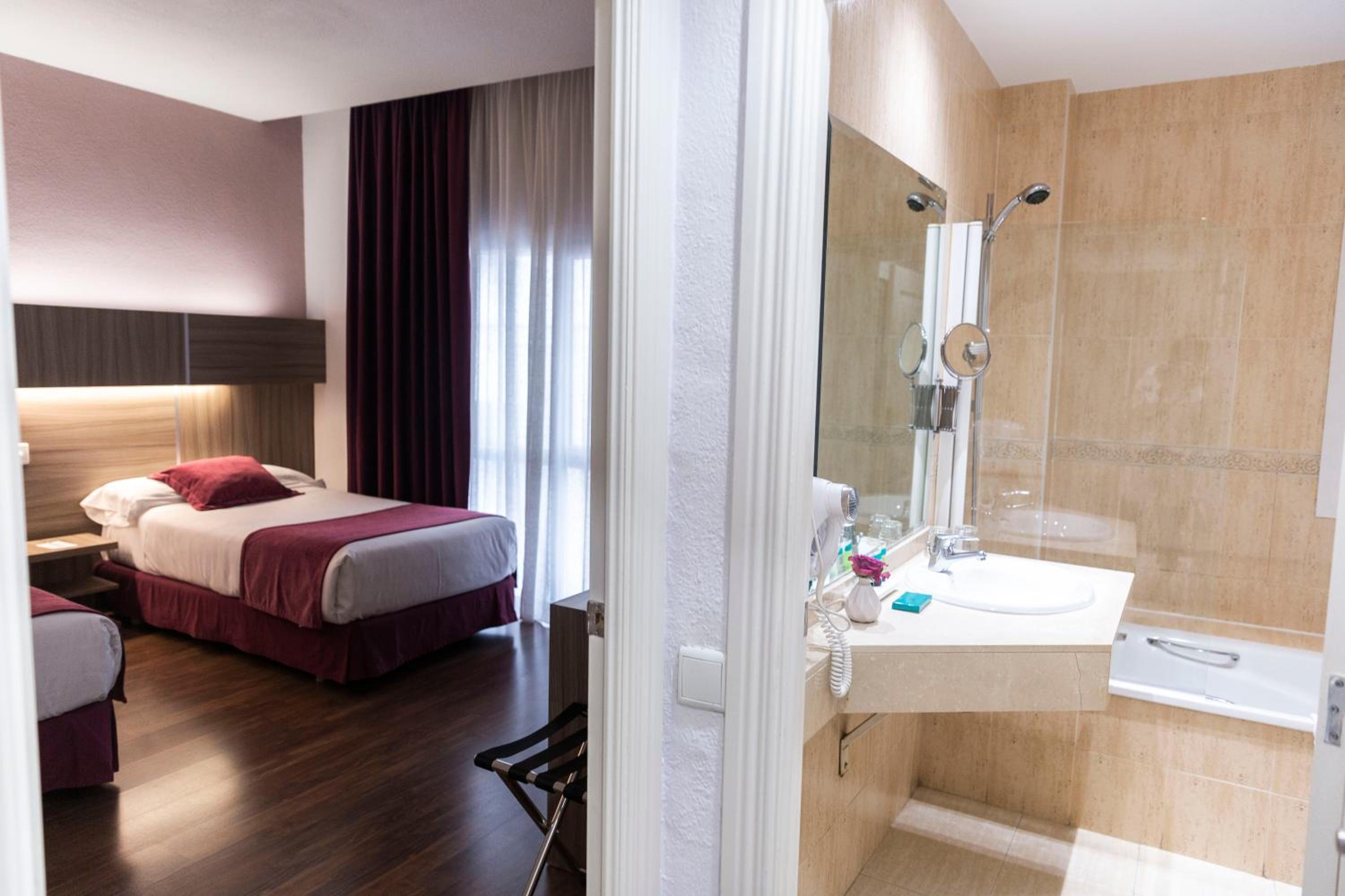Double or Twin Room - Photo 6