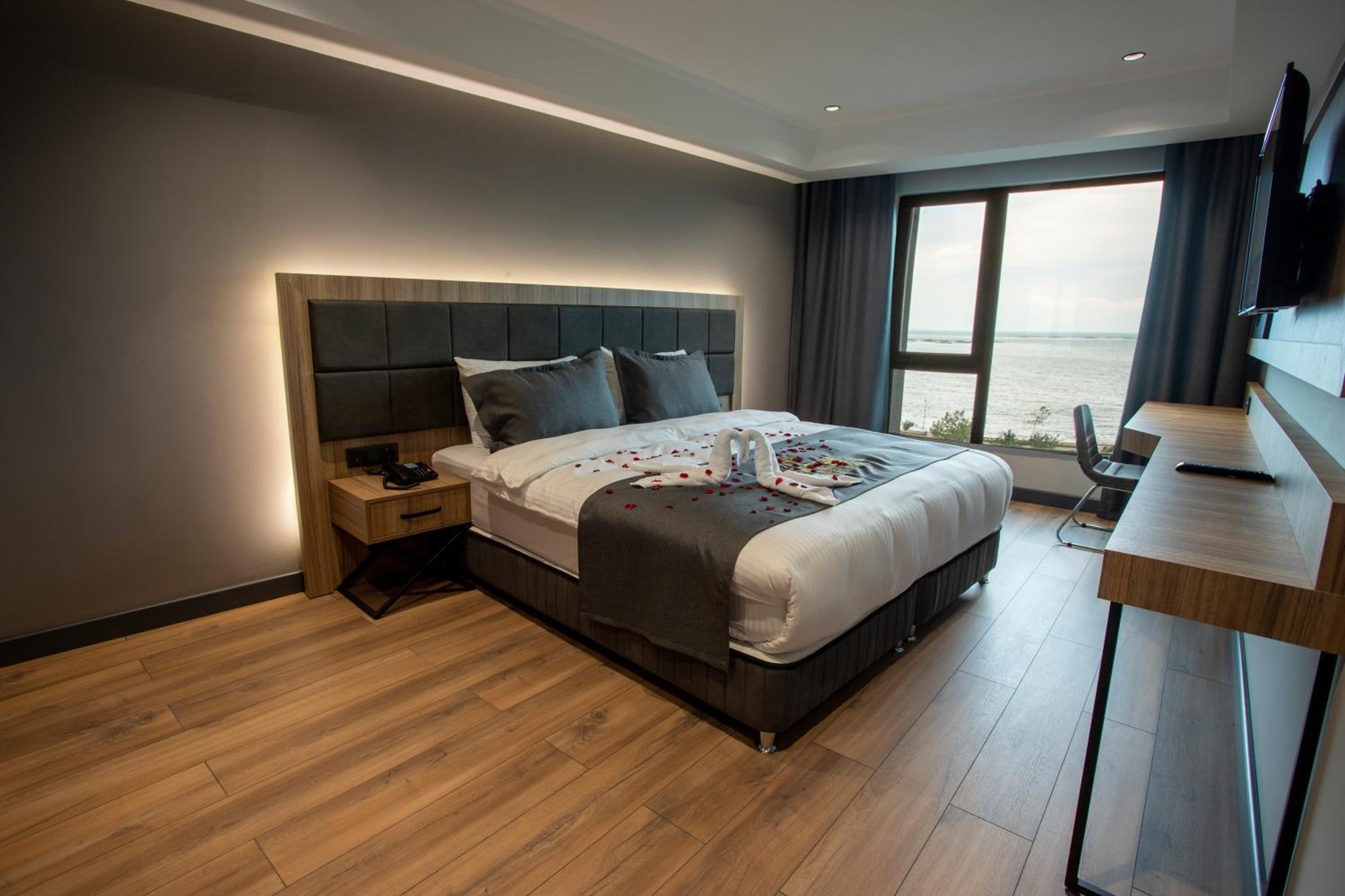 Deluxe Suite with Sea View - Photo 1