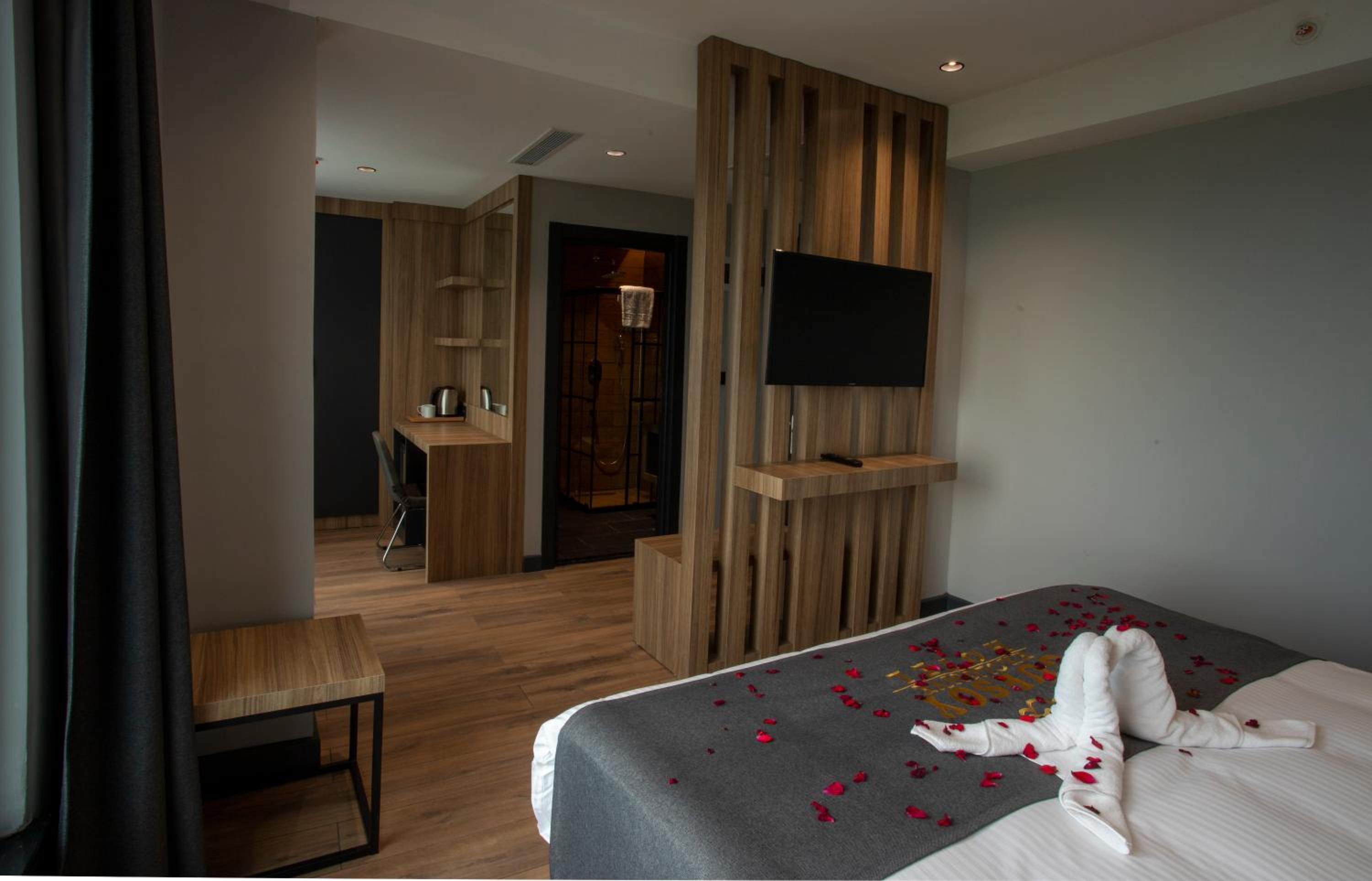 Deluxe Room - Photo 9