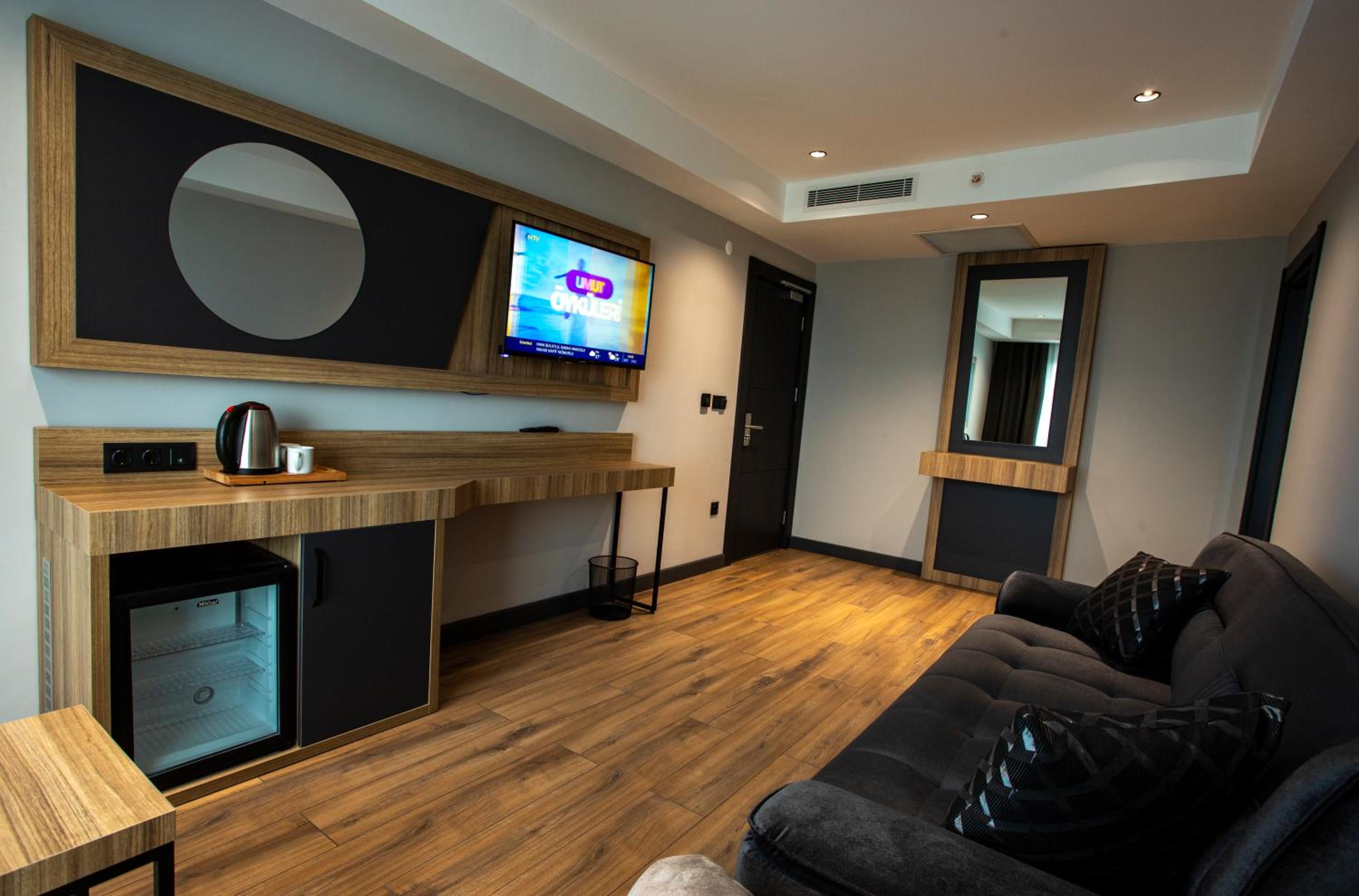 Deluxe Suite with Sea View - Photo 6