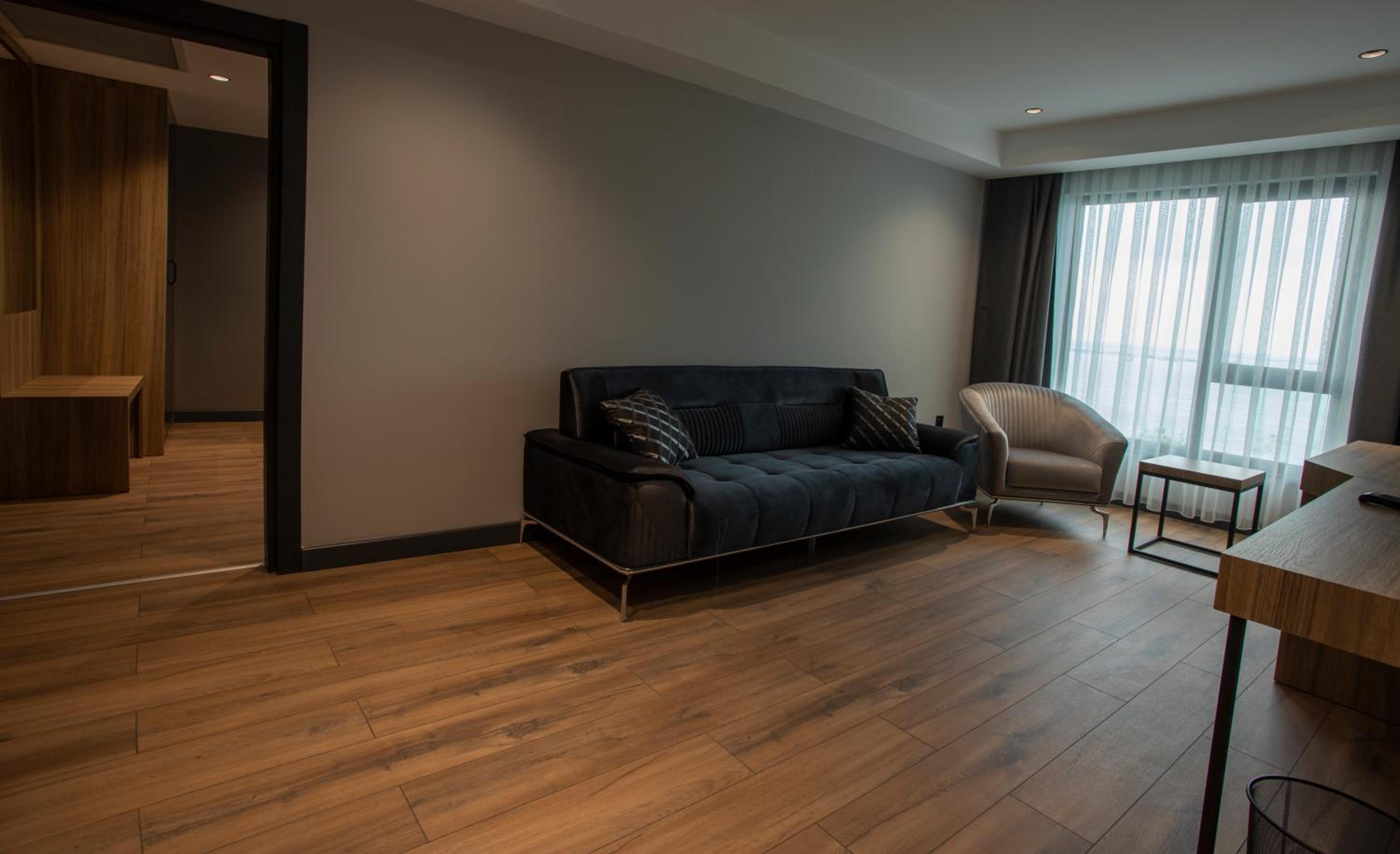 Deluxe Suite with Sea View - Photo 5