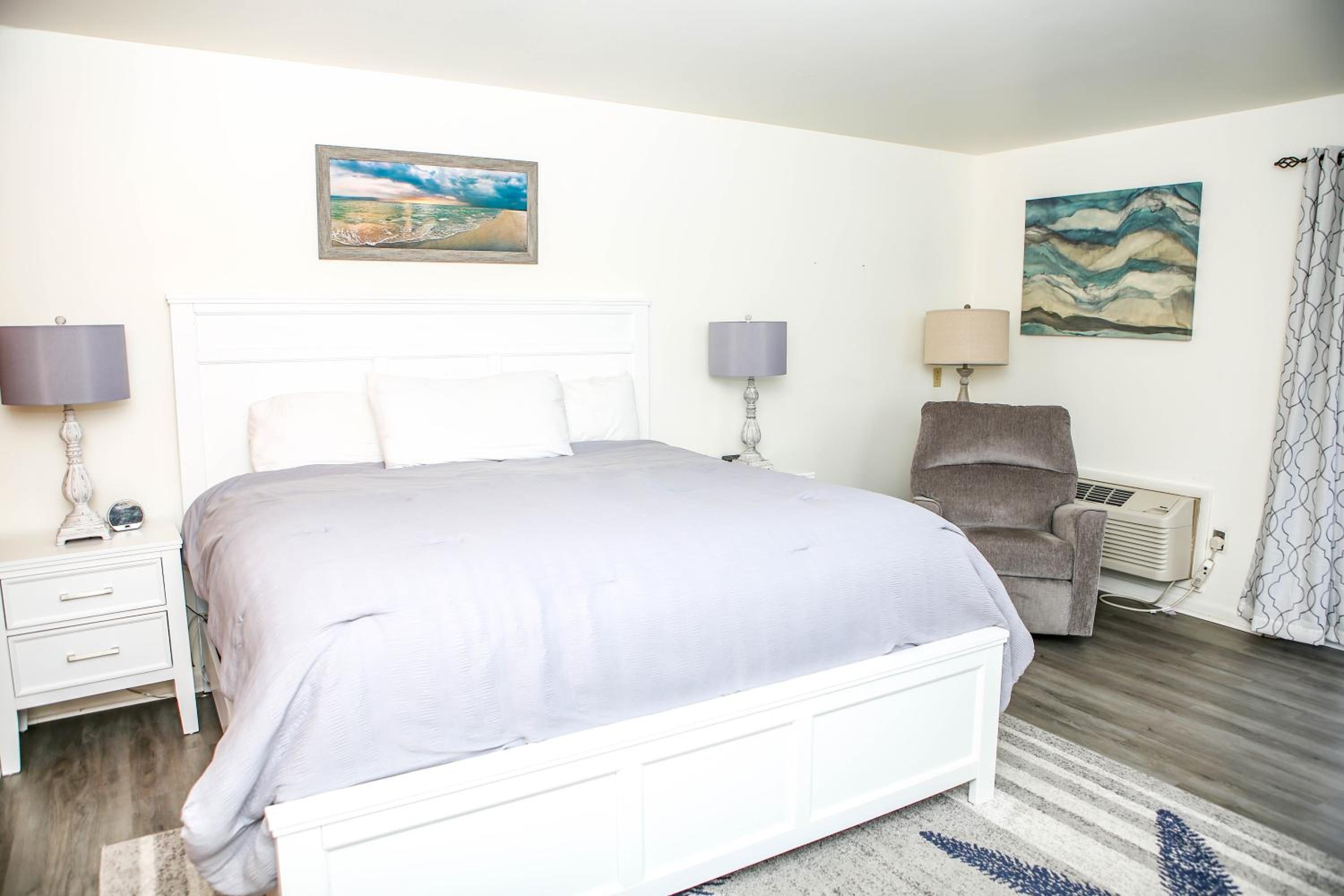 Deluxe King Suite photo 1