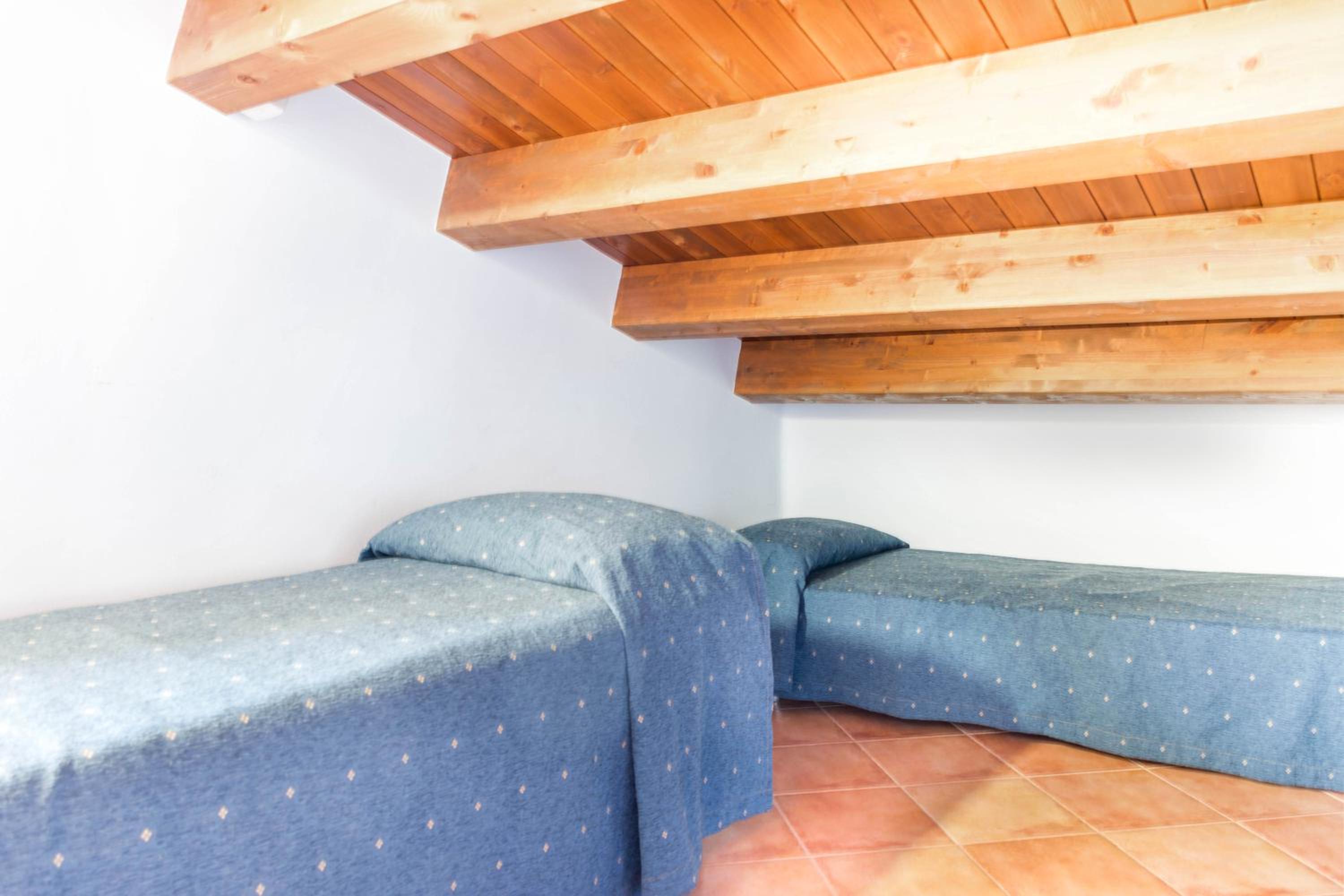 Quadruple Mansard Room - Photo 7