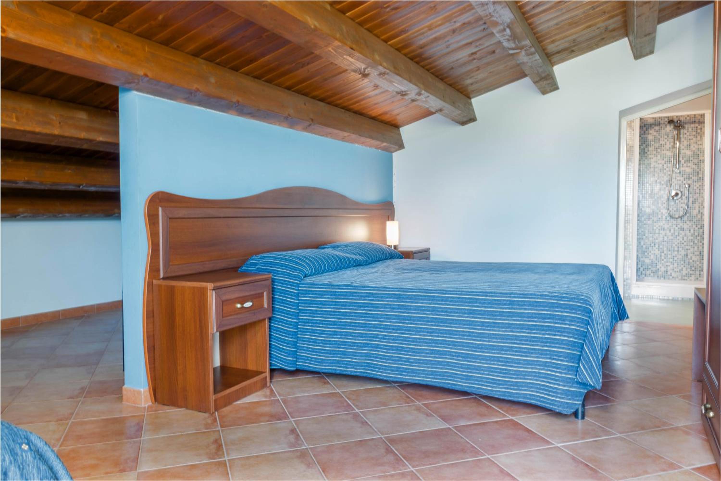 Quadruple Mansard Room - Photo 4