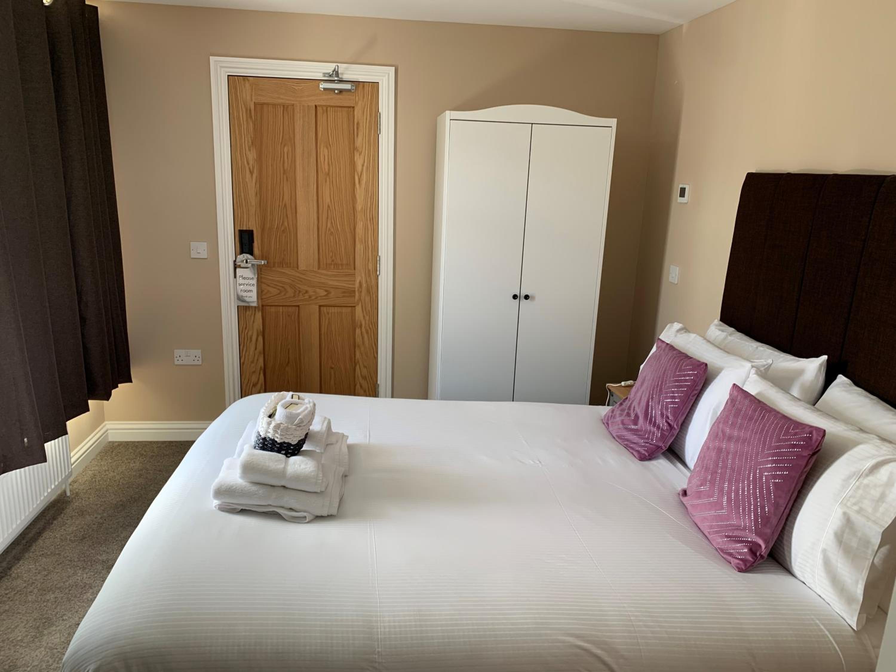Deluxe Double Room with Shower - Photo 13