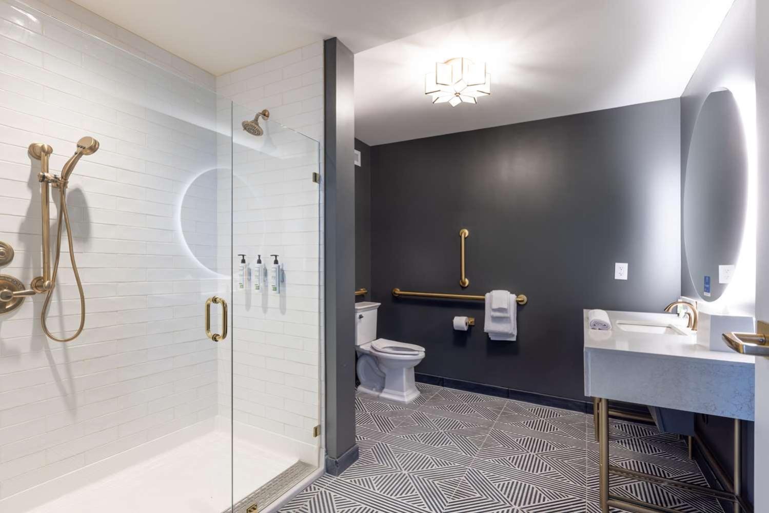 Queen Room with Roll-In Shower - Mobility and Hearing Access - Photo 5