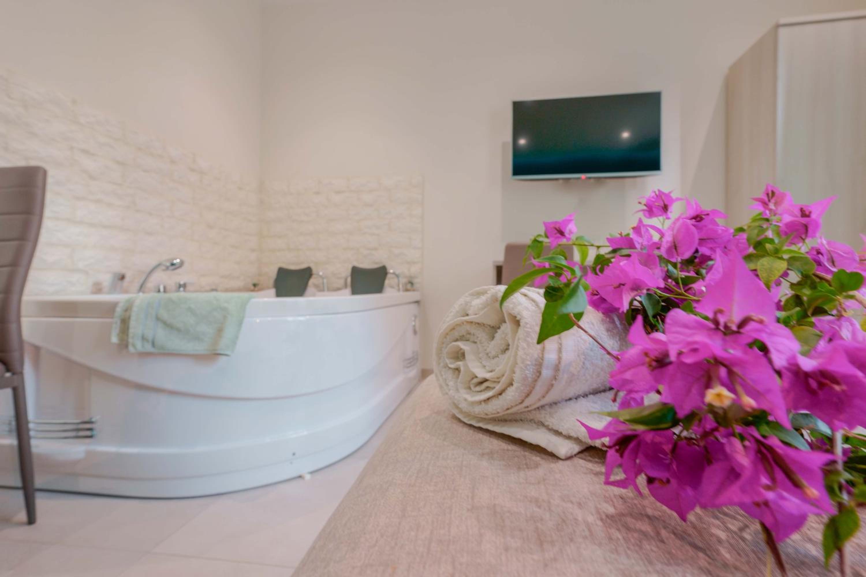 Deluxe Double or Twin Room with Spa Bath - Photo 18