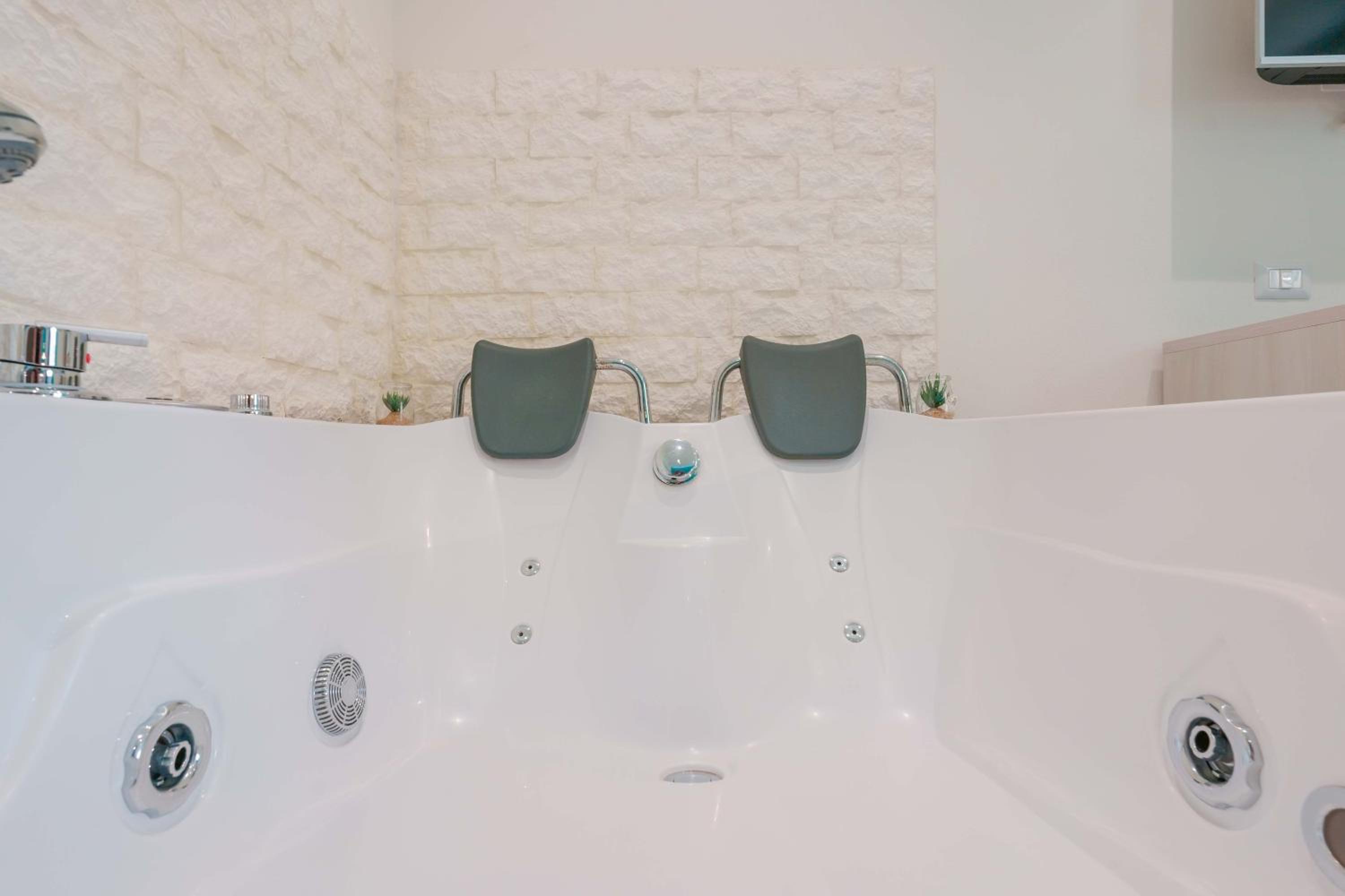 Deluxe Double or Twin Room with Spa Bath - Photo 8