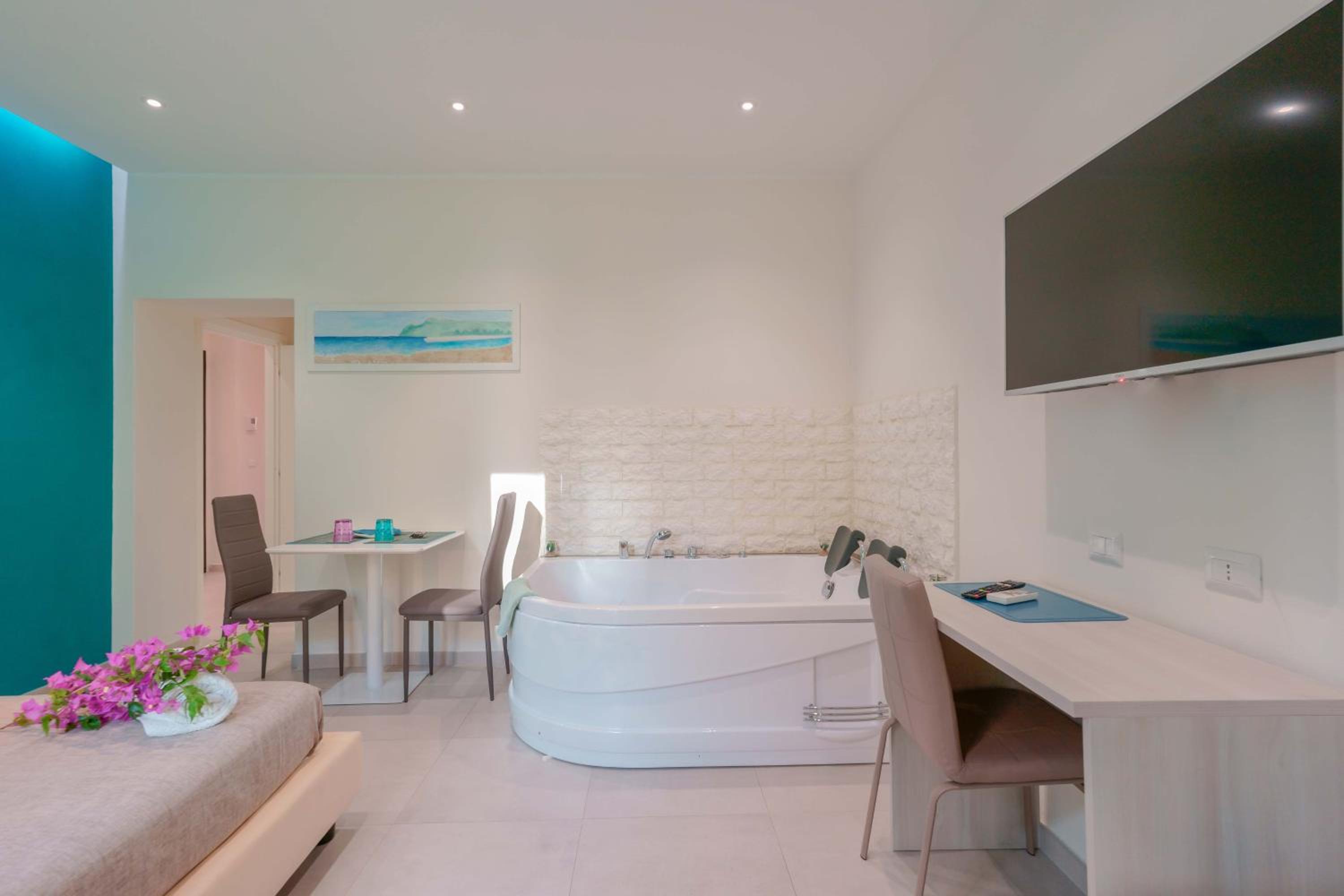 Deluxe Double or Twin Room with Spa Bath - Photo 9