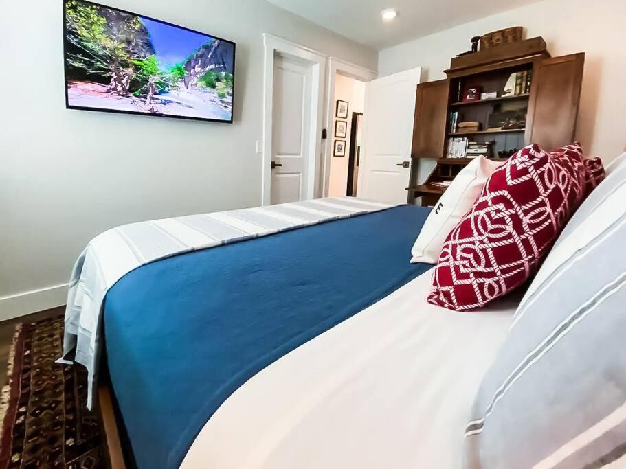 Three-Bedroom House - Photo 29