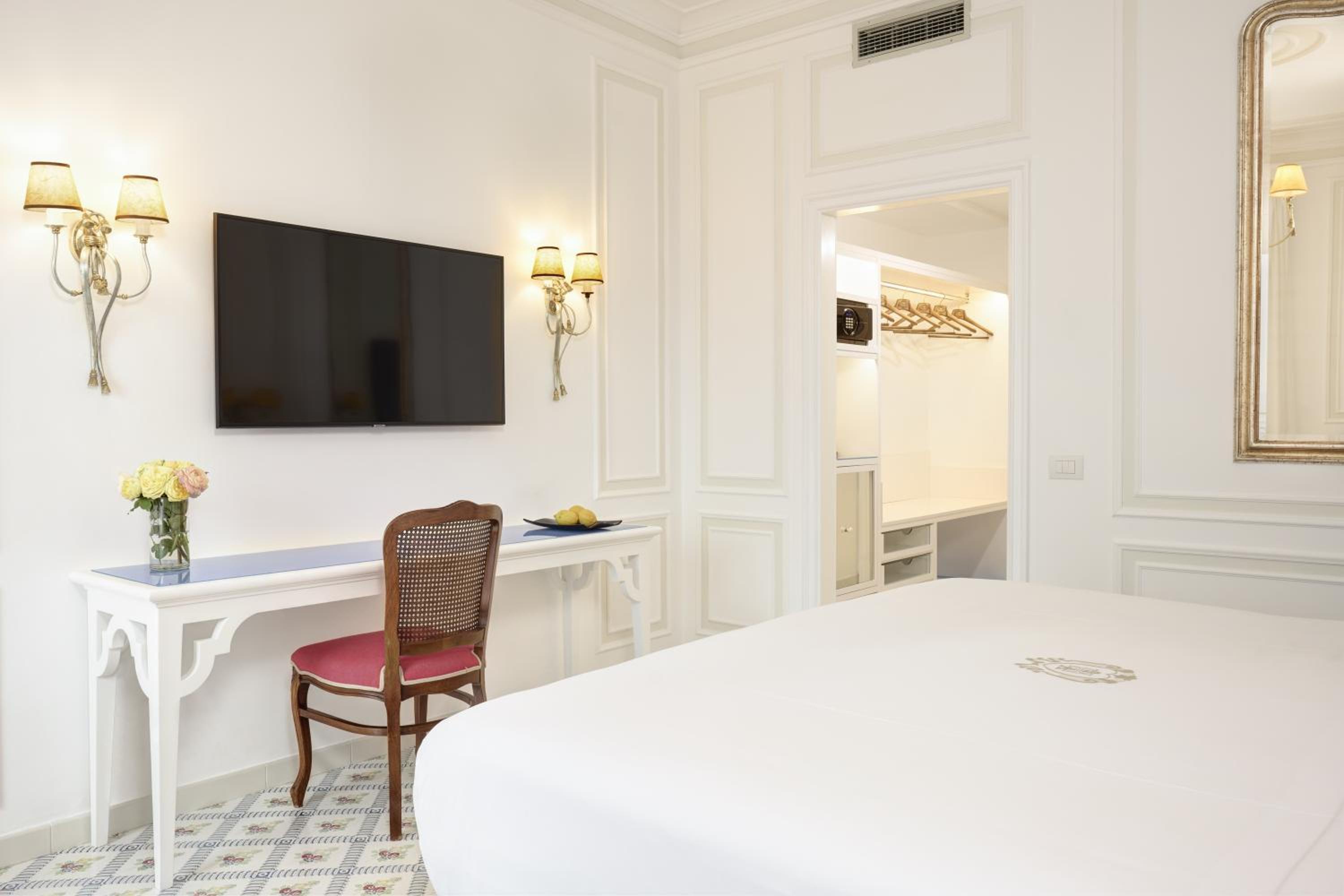 Premier Double or Twin Room with Sea View - Photo 7