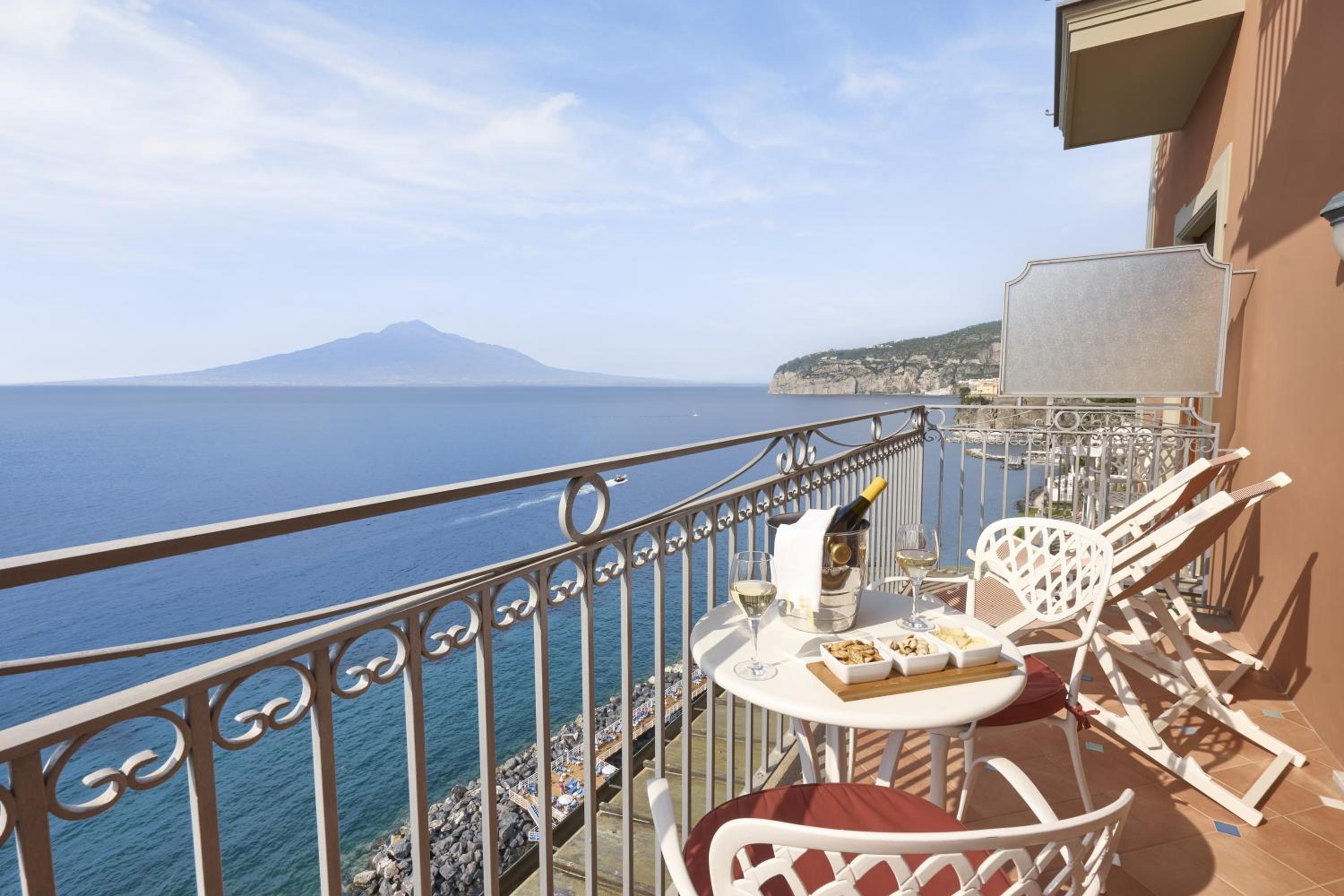 Premier Double or Twin Room with Sea View - Photo 3