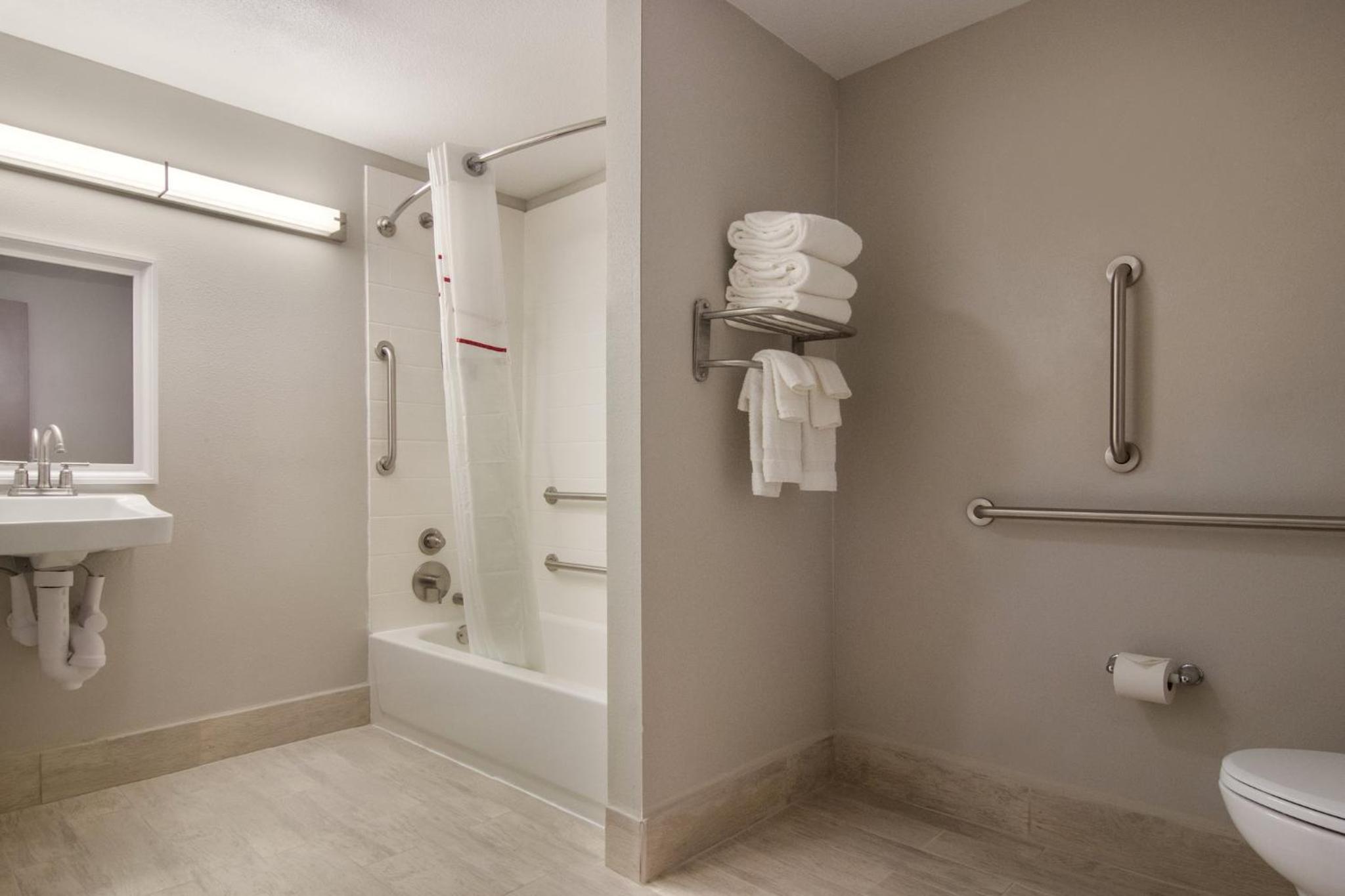 Premium Suite with Multiple Beds Disability Access with Kitchenette Smoke Free (Upgraded Bedding and Snack Box) - Photo 3