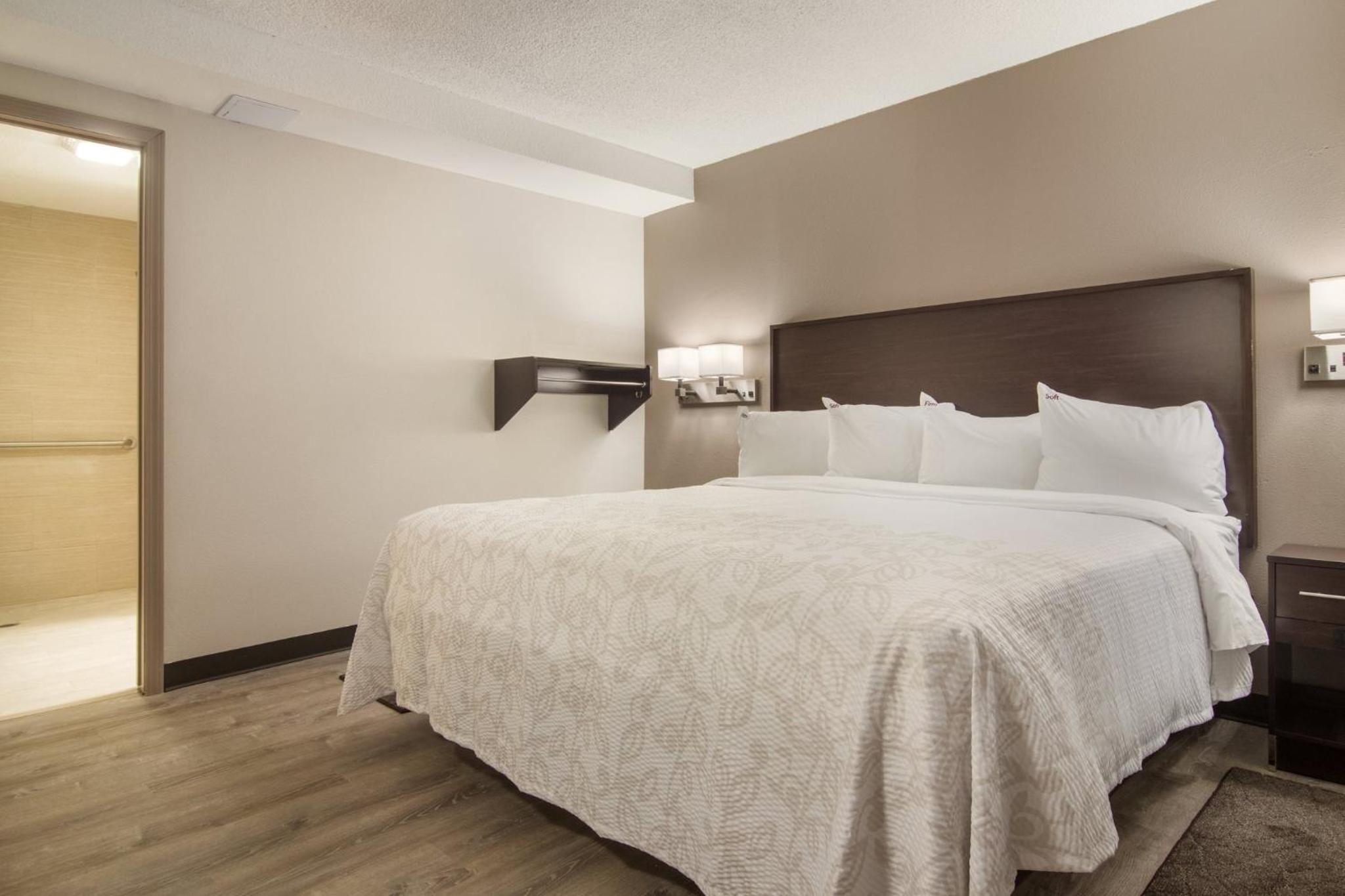 Standard King Room Disability Access Smoke Free - Photo 4
