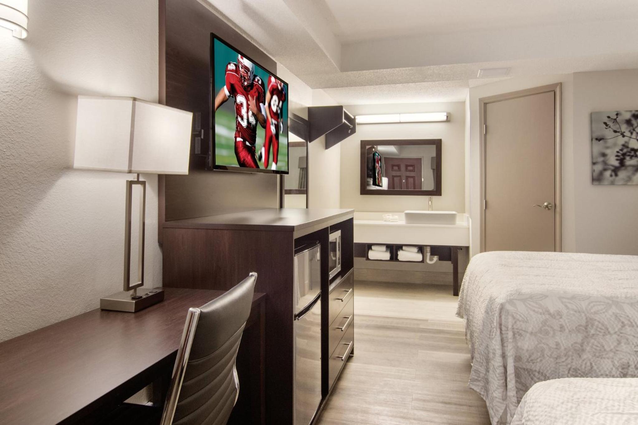 Deluxe Room with Two Queen Beds Smoke Free - Photo 3