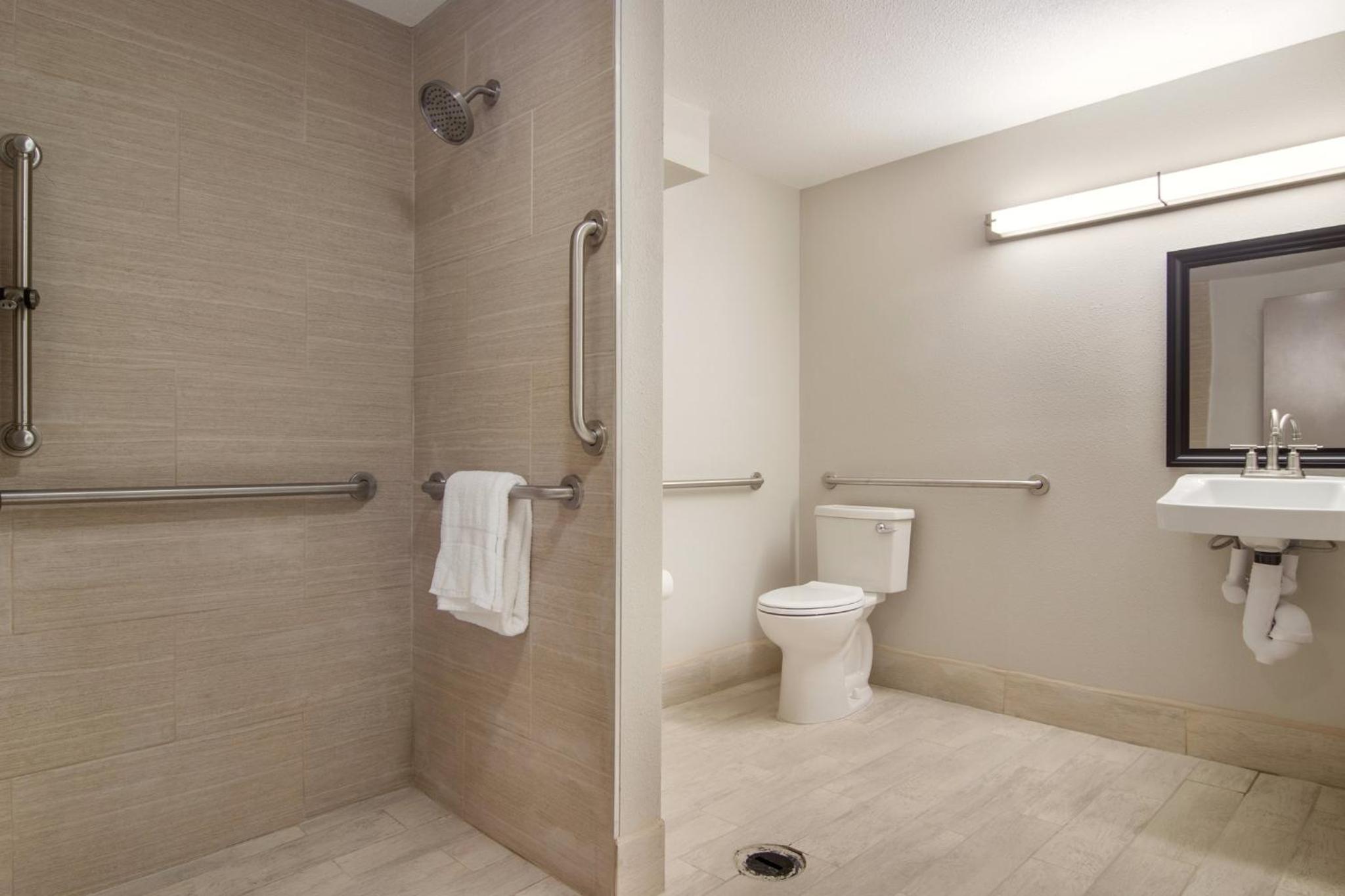 Standard King Room Disability Access Roll-In Shower Smoke Free  - Photo 3