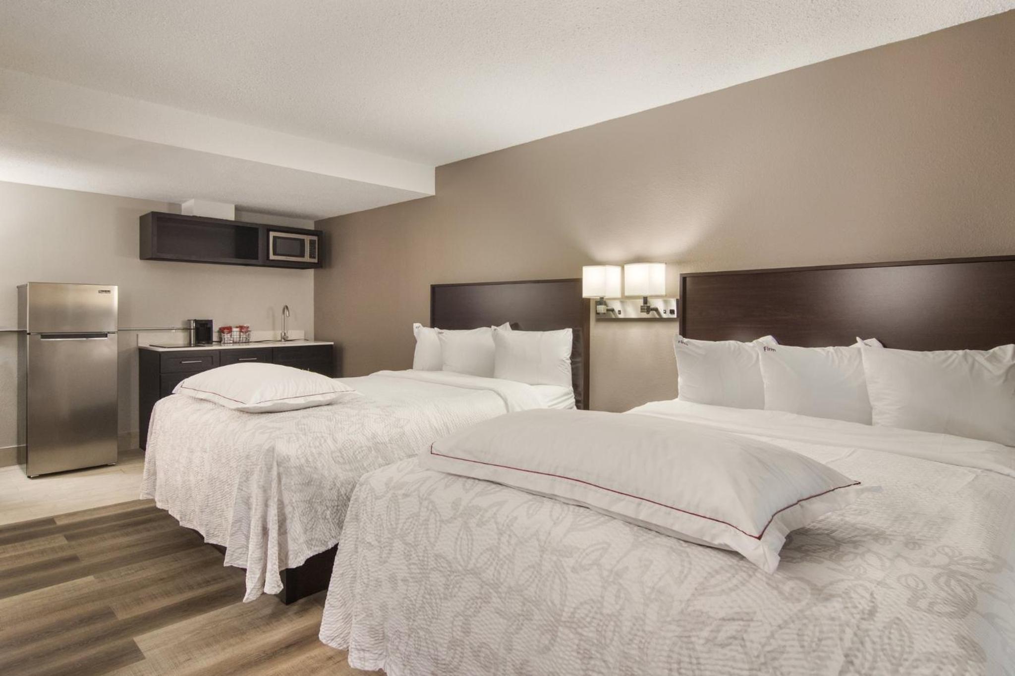 Premium Suite with Three Queen Beds with Kitchenette Smoke Free (Upgraded Bedding and Snack Box) - Photo 2