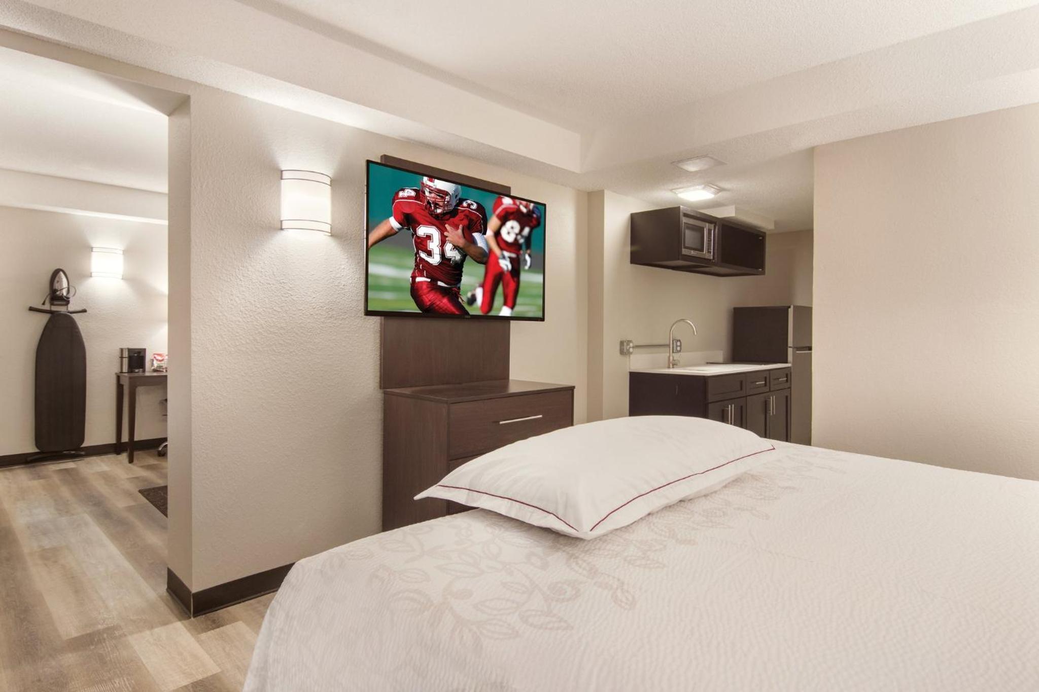 Premium Suite with Three Queen Beds with Kitchenette Smoke Free (Upgraded Bedding and Snack Box) - Photo 10