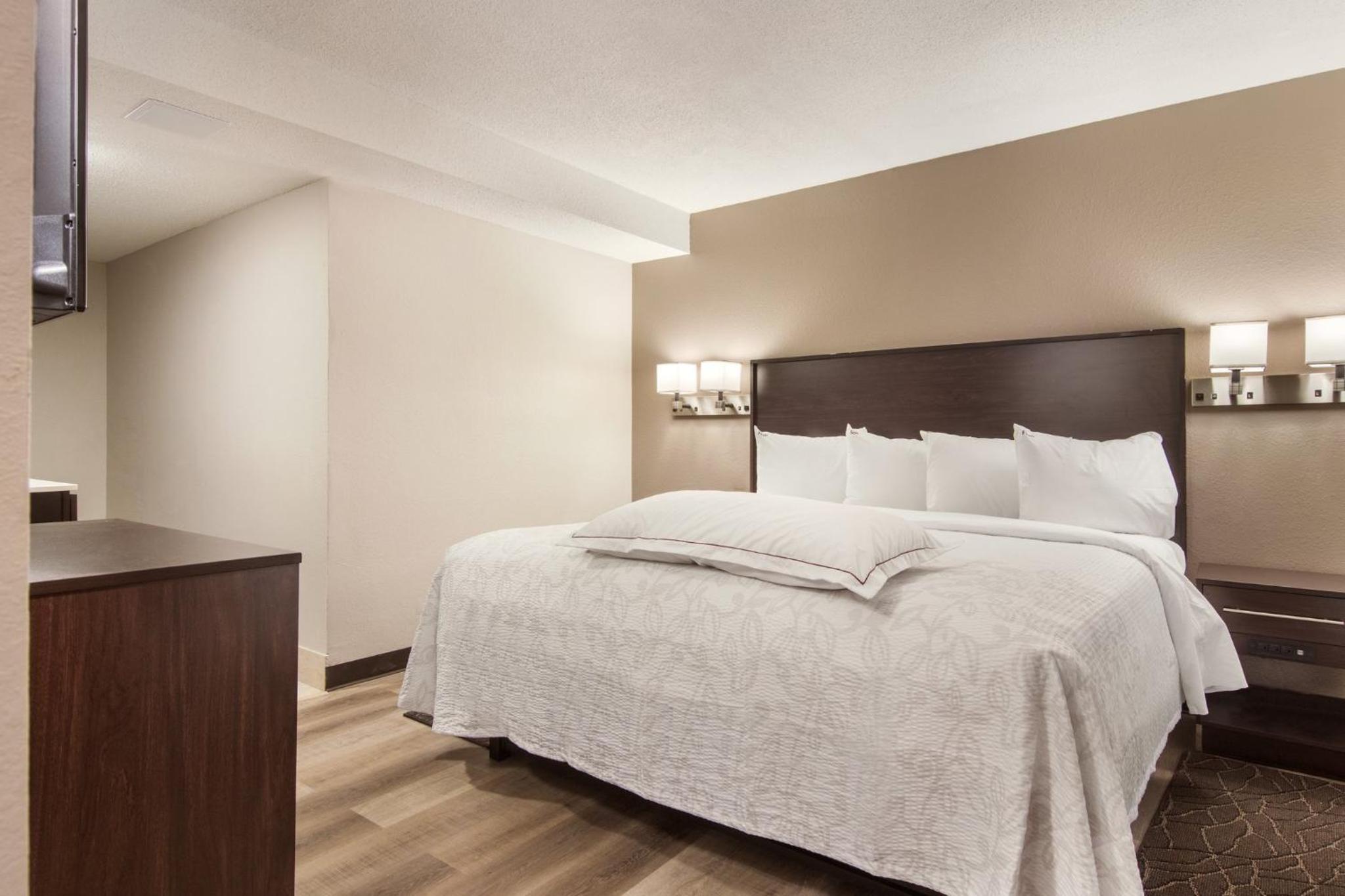 Premium Suite with Multiple Beds with Kitchenette Smoke Free (Upgraded Bedding and Snack Box) - Photo 3