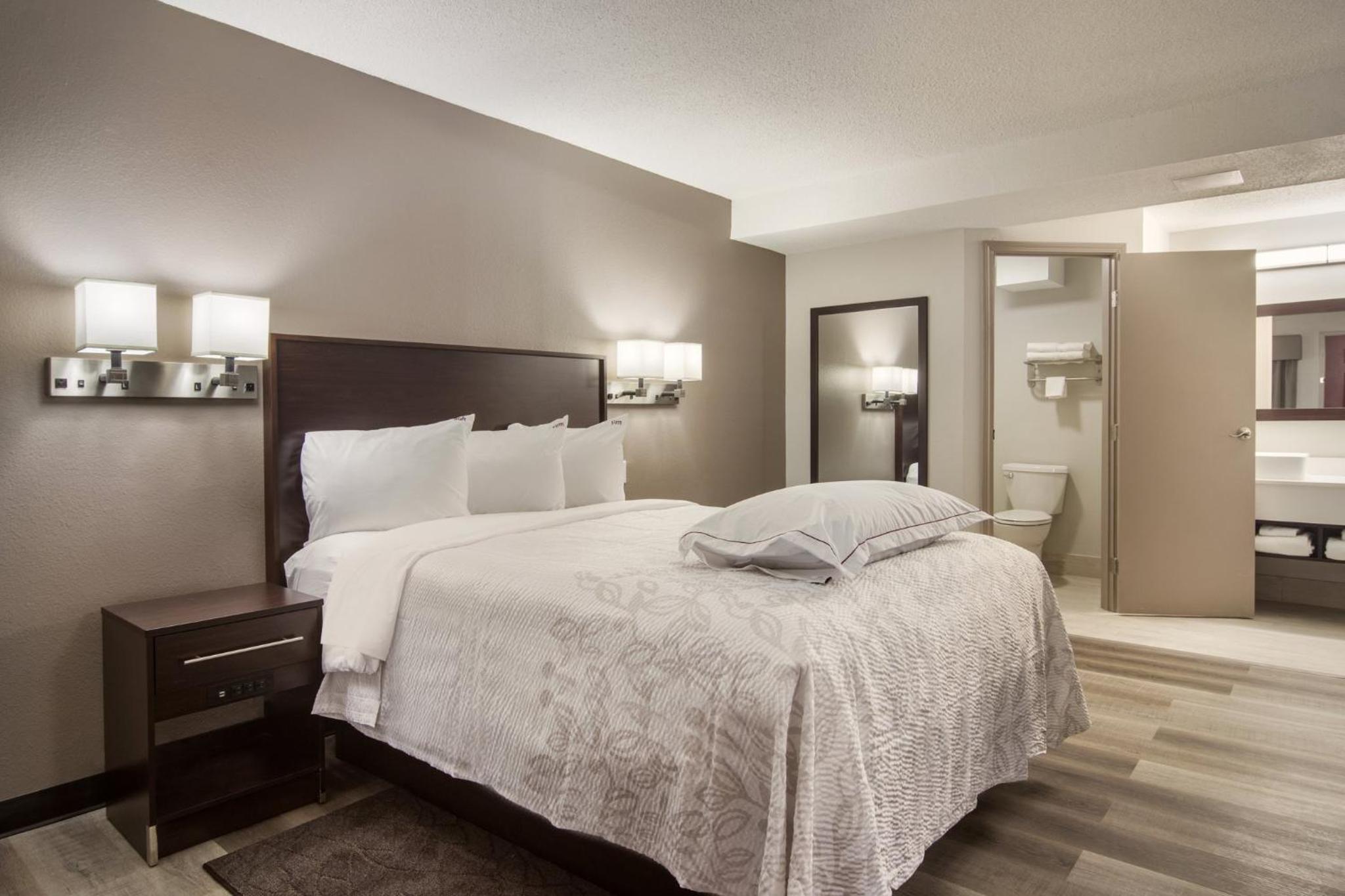 Premium Suite with Three Queen Beds with Kitchenette Smoke Free (Upgraded Bedding and Snack Box) - Photo 8