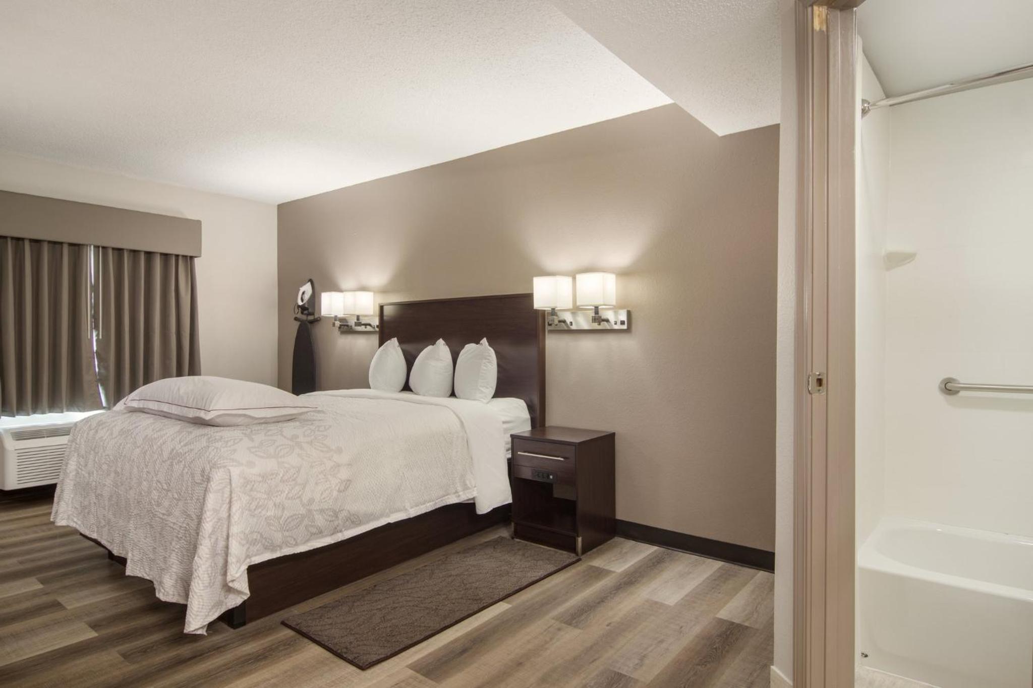 Premium Suite with Three Queen Beds with Kitchenette Smoke Free (Upgraded Bedding and Snack Box) - Photo 7
