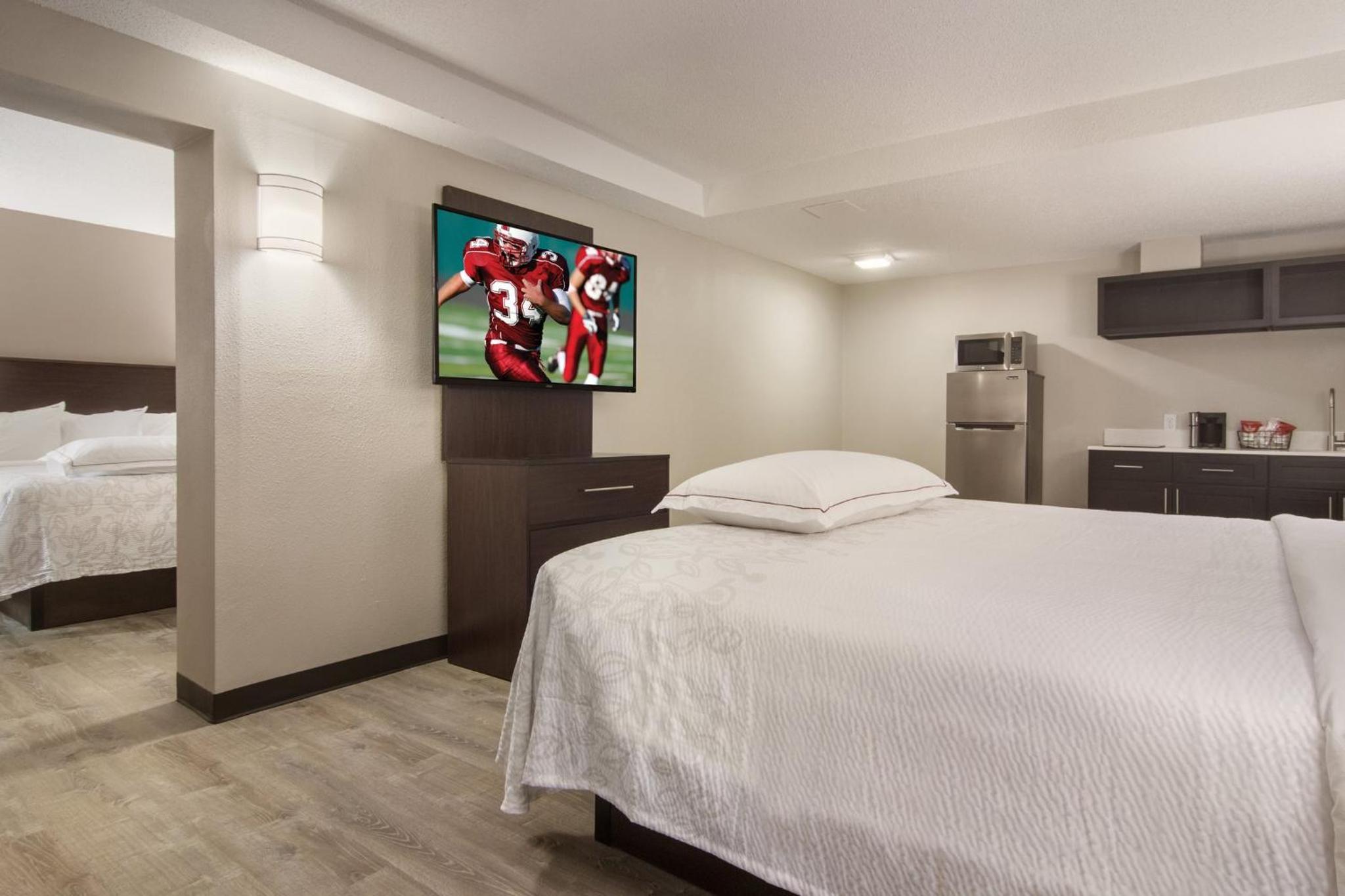 Premium Suite with Multiple Beds with Kitchenette Smoke Free (Upgraded Bedding and Snack Box) - Photo 4