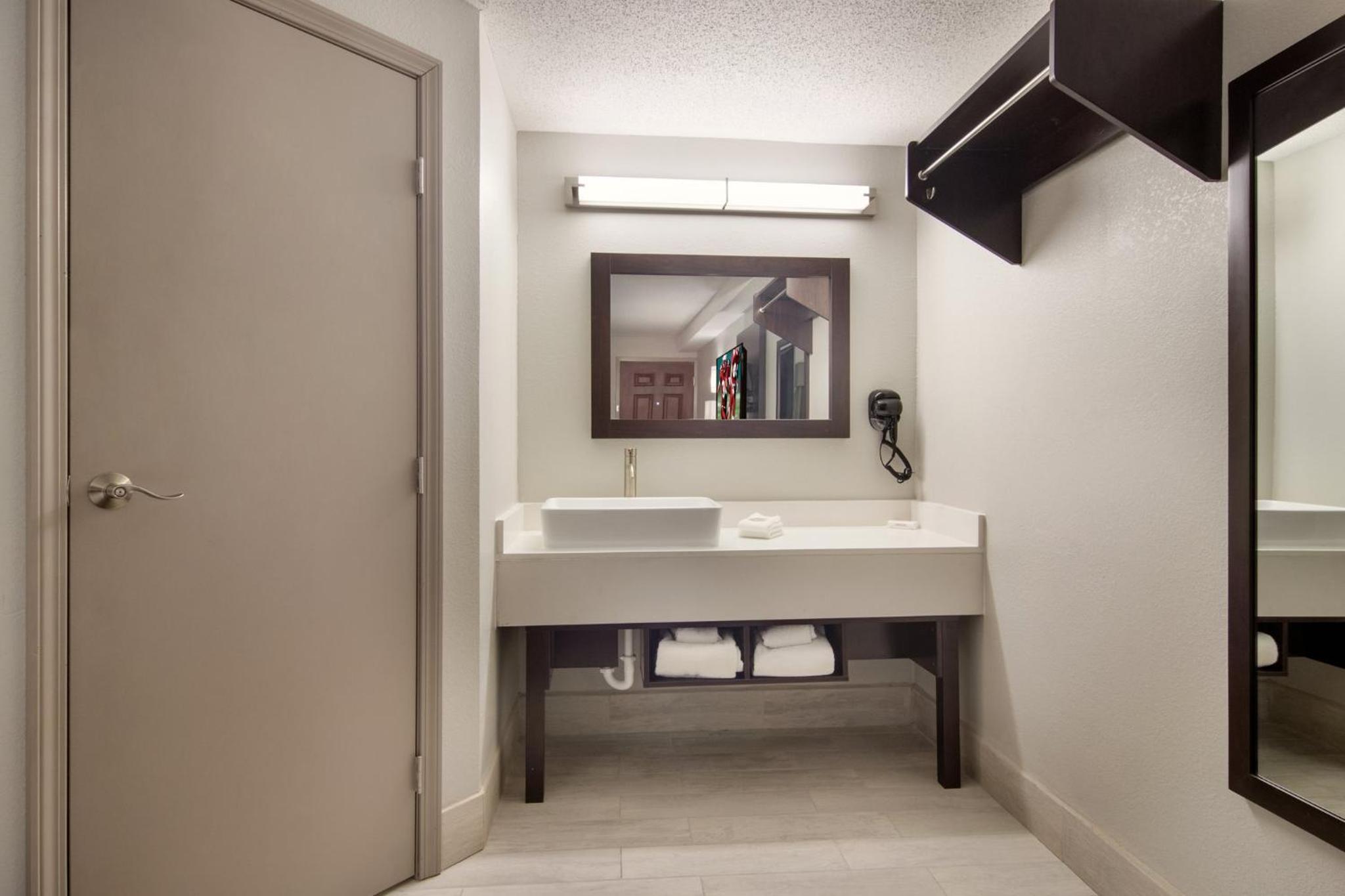 Deluxe Room with Two Queen Beds Smoke Free - Photo 4