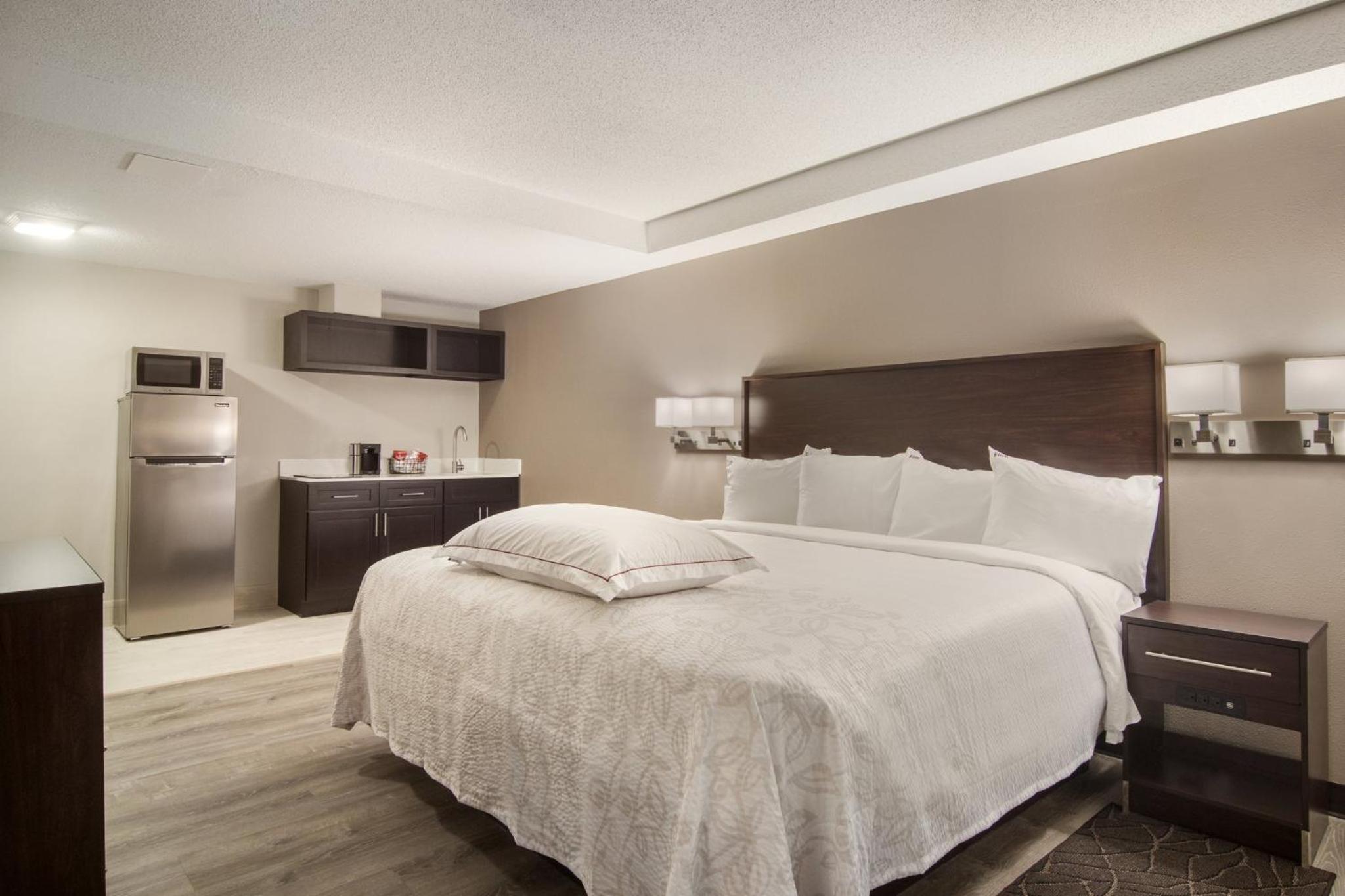 Premium Suite with Multiple Beds with Kitchenette Smoke Free (Upgraded Bedding and Snack Box) - Photo 5
