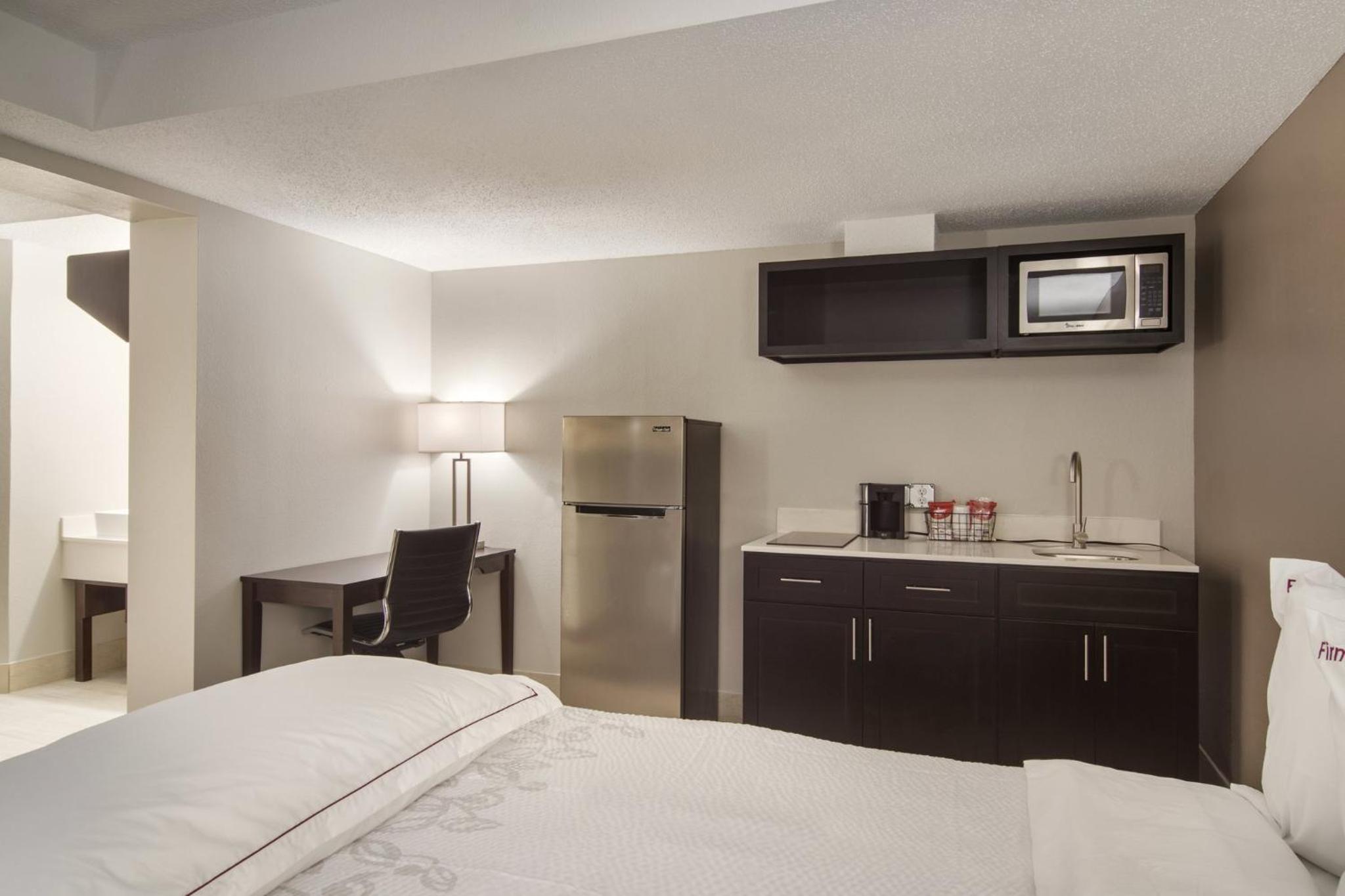 Premium Suite with Three Queen Beds with Kitchenette Smoke Free (Upgraded Bedding and Snack Box) - Photo 6