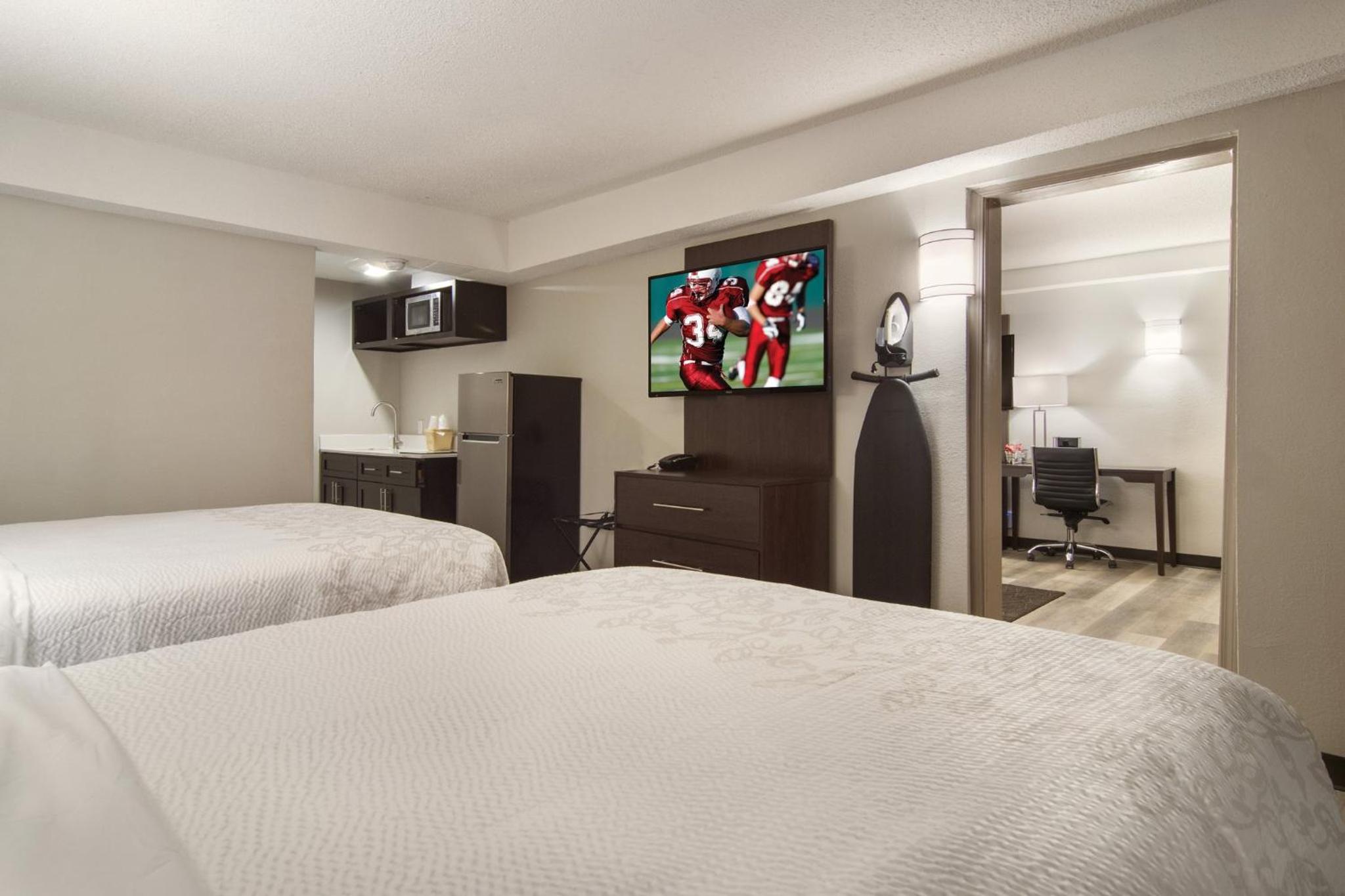 Suite with Three Queen Beds with Kitchenette Smoke Free - Photo 3