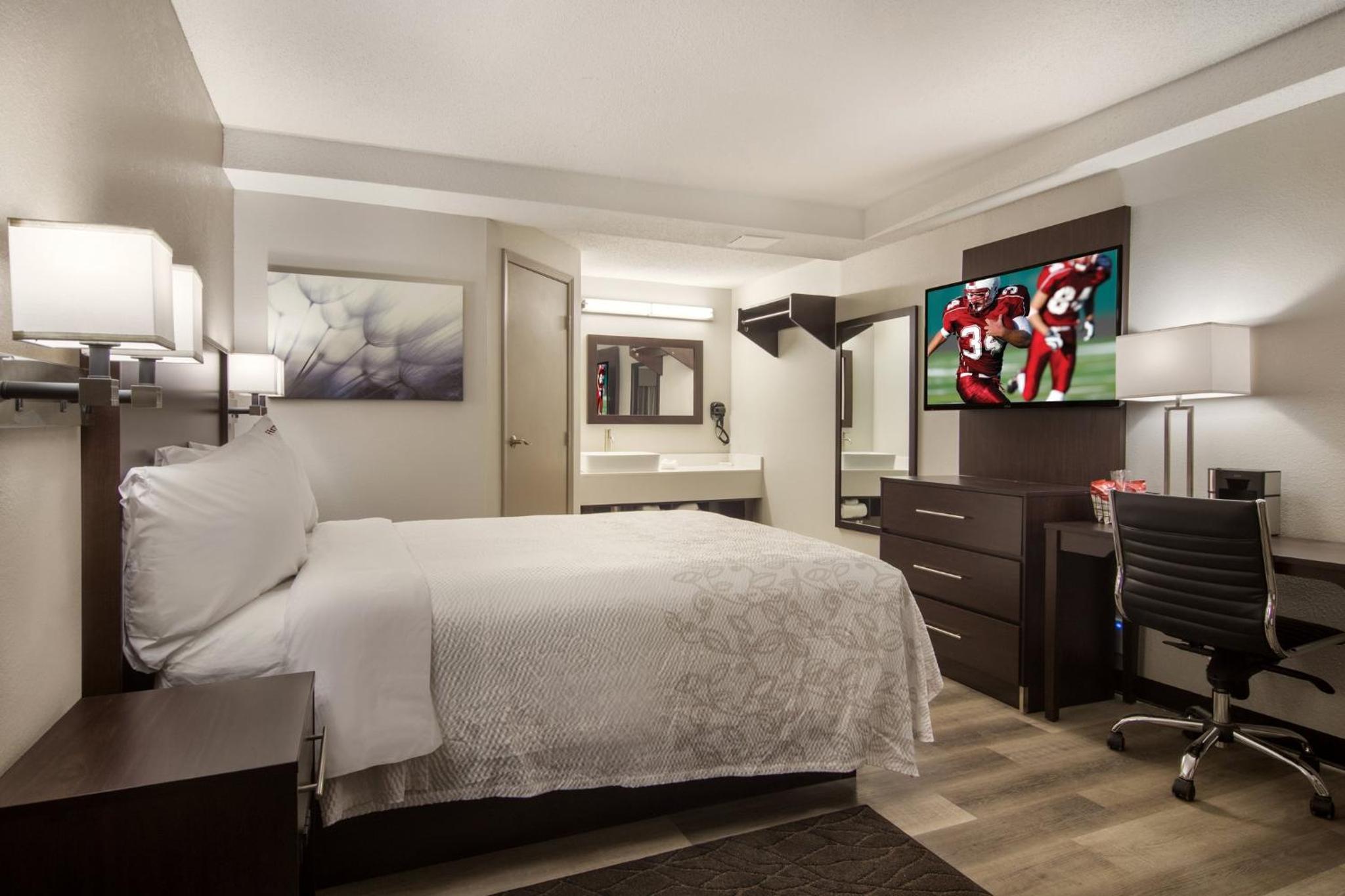 Suite with Three Queen Beds with Kitchenette Smoke Free - Photo 1