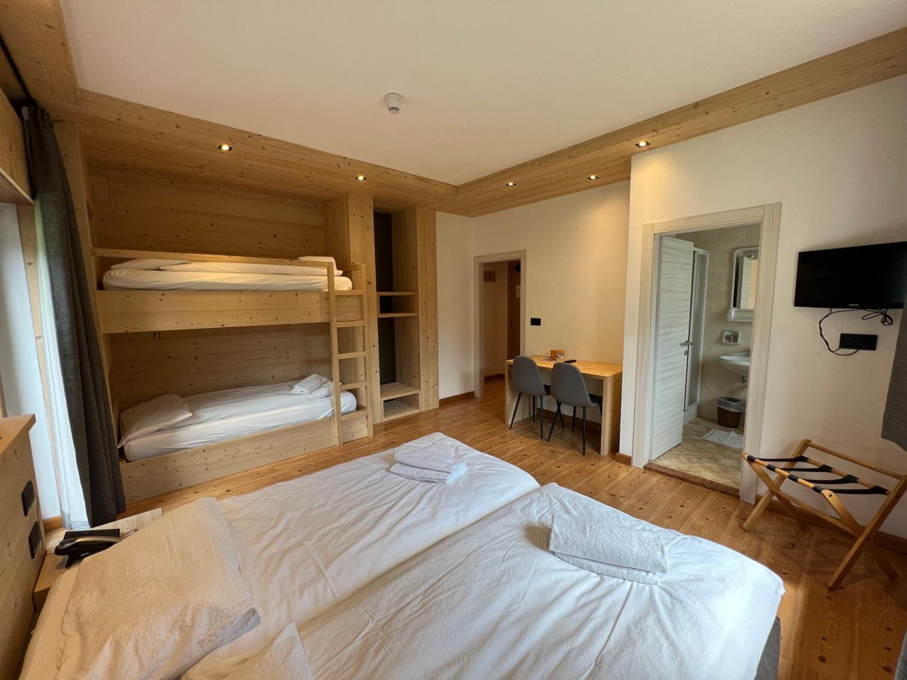 Quadruple Room with Balcony photo 3