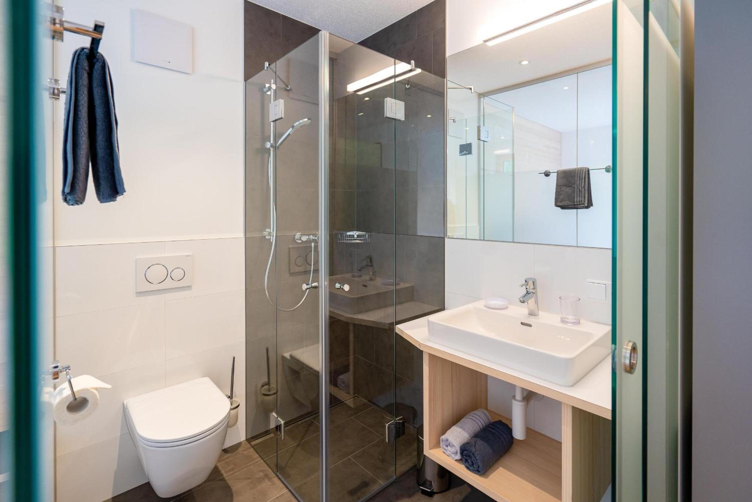 Two-Bedroom Apartment with Shower photo 2