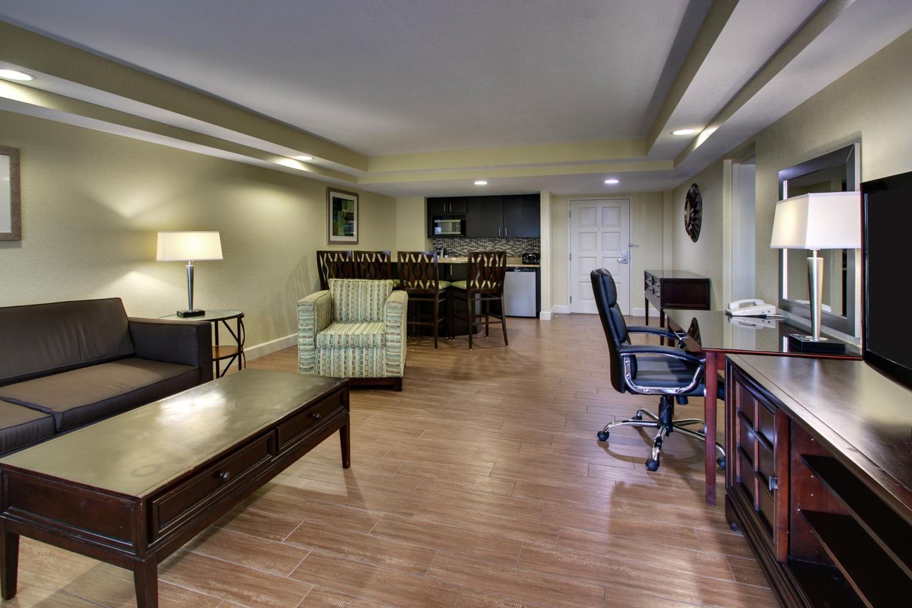 One-Bedroom Queen Suite with Two Queen Beds, Balcony and Pool View